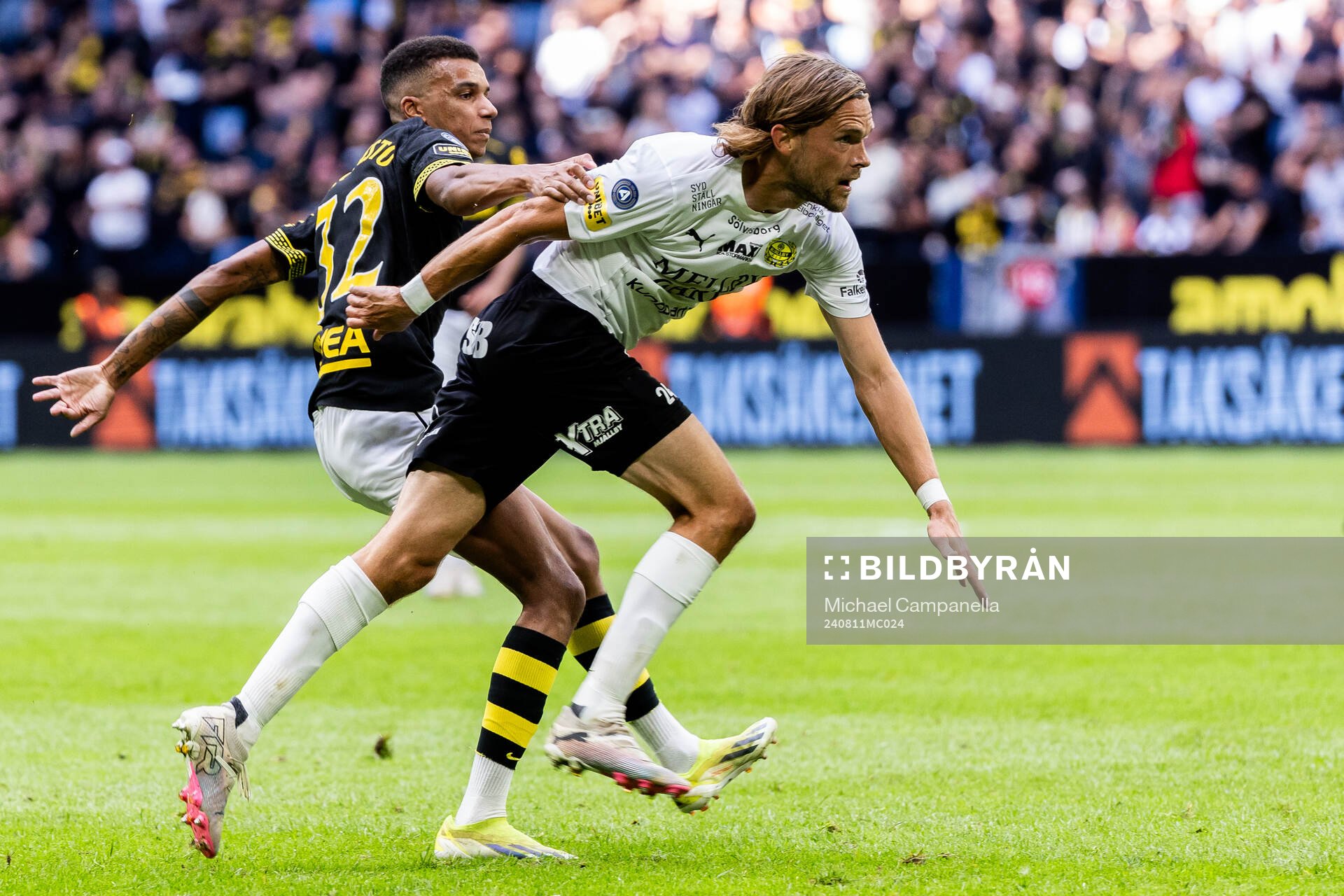 AIKs Rui Manuel Muati Modesto och Mjällbys Tom Pettersson