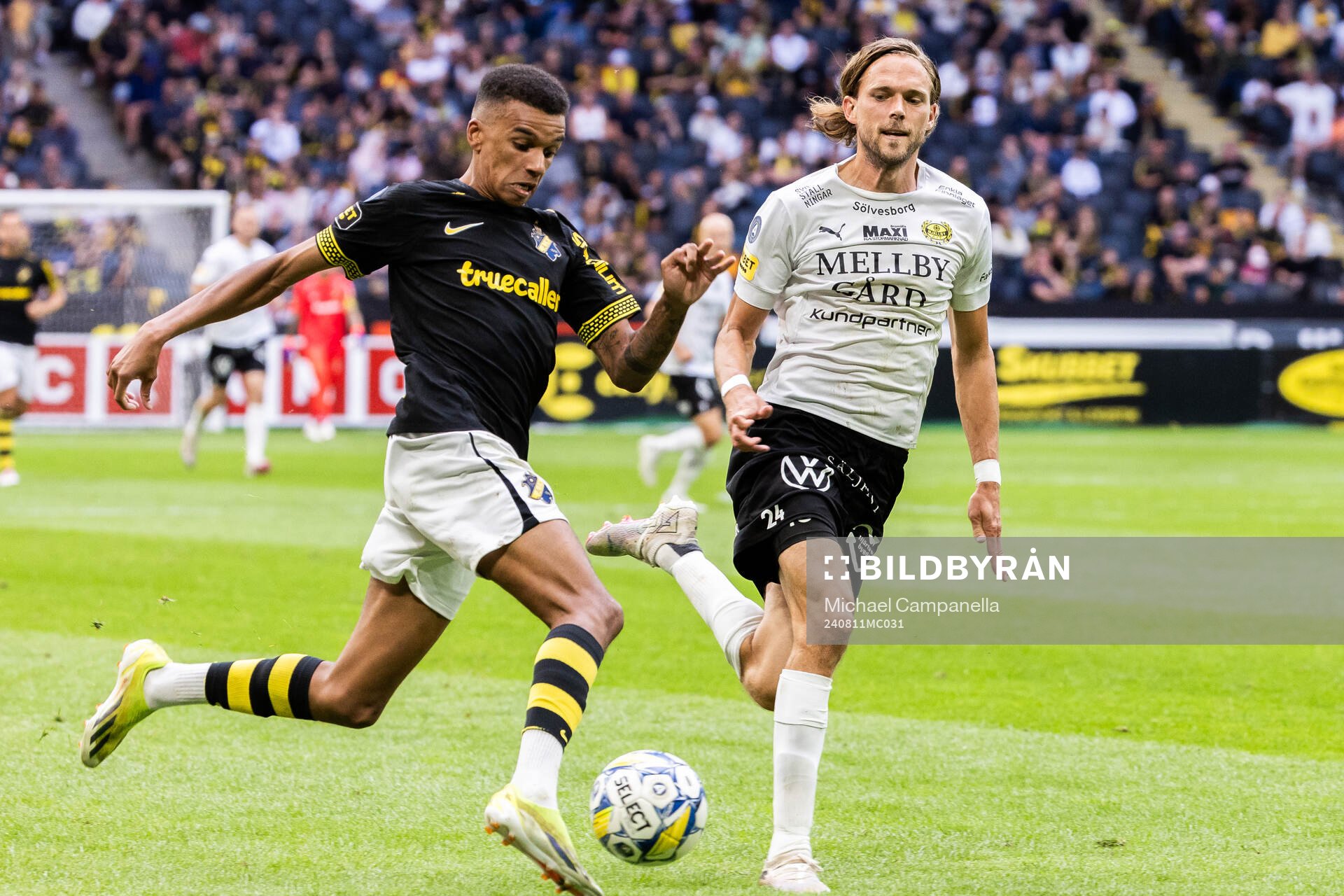 AIKs Rui Manuel Muati Modesto och Mjällbys Tom Pettersson