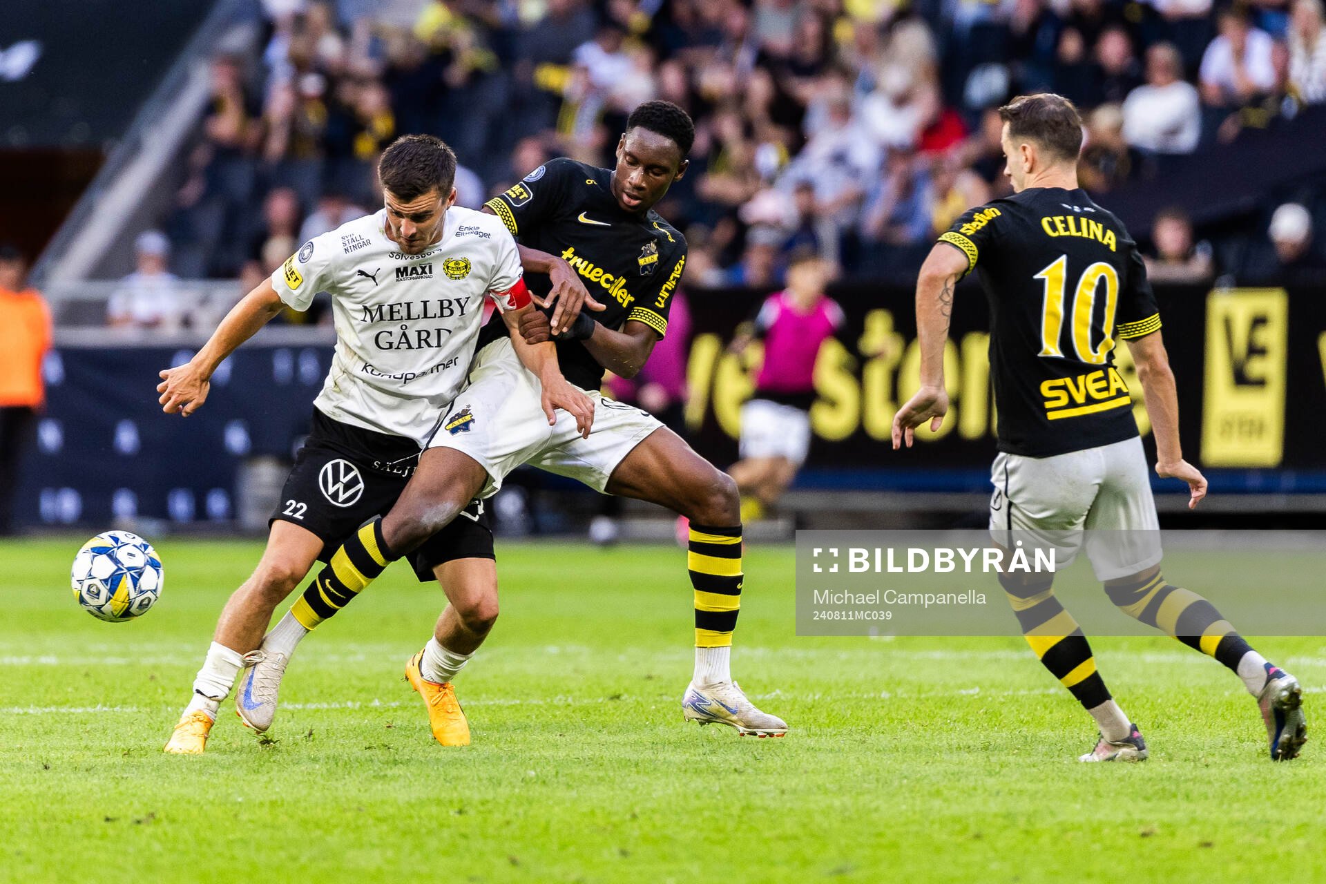 Mjällbys Jesper Gustavsson samt AIKs Mouhamed Lamine Fanne
