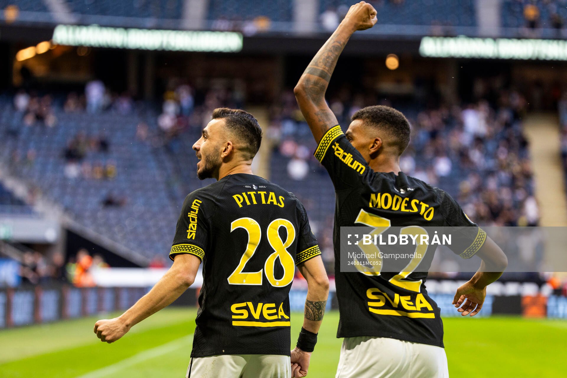 AIKs Ioannis Pittas och Rui Manuel Muati Modesto jublar