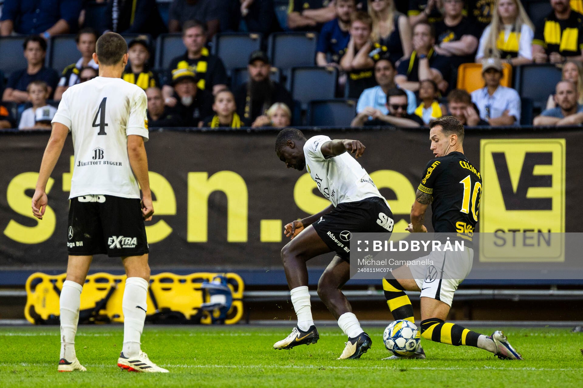 Mjällbys Seedy Imam Jagne och AIKs Bersant Celina