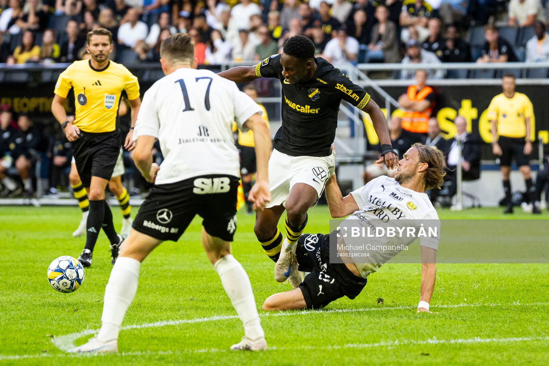 AIKs Mouhamed Lamine Fanne Dabo och Mjällbys Tom Pettersson