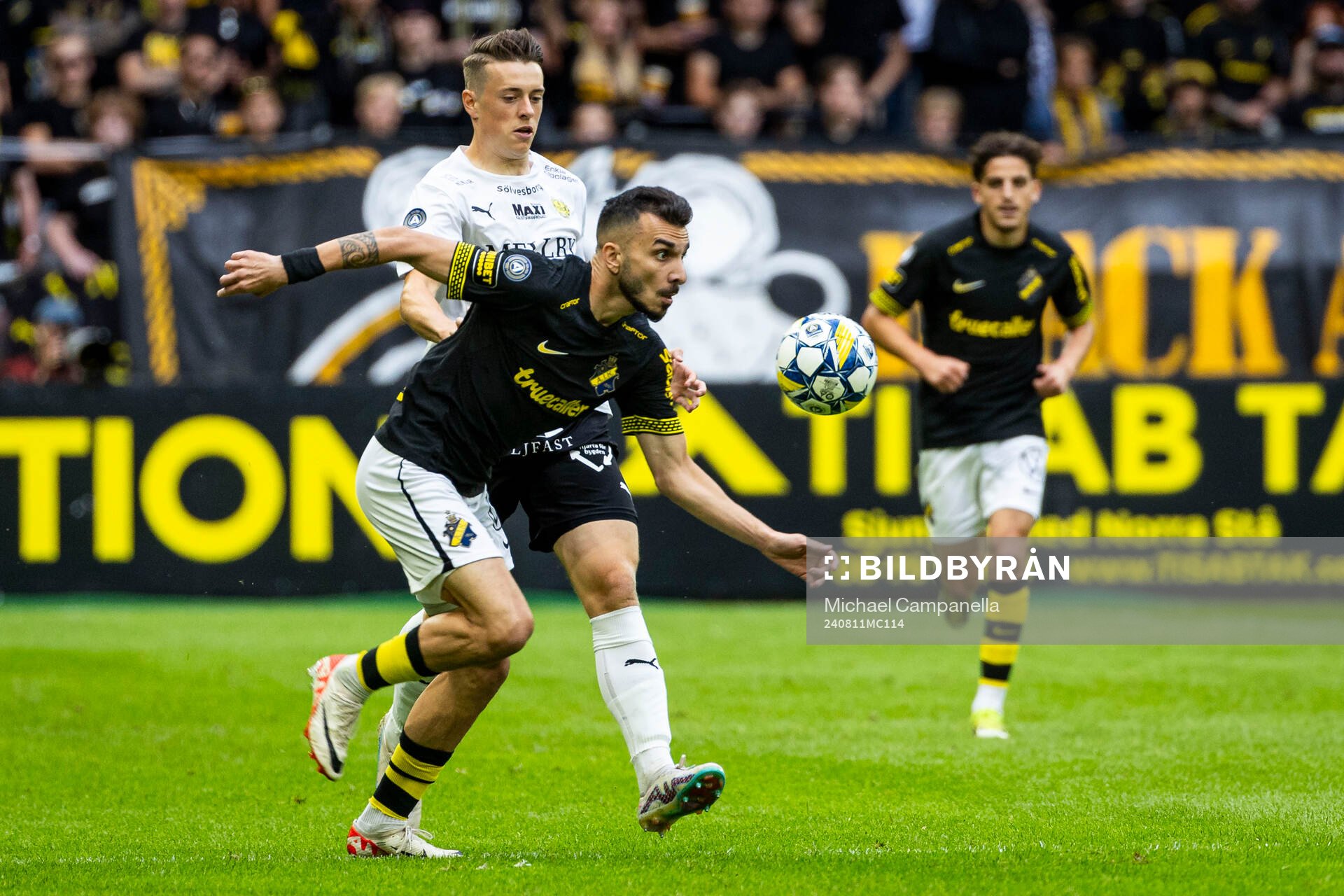 AIKs Ioannis Pittas och Mjällbys Elliot Stroud