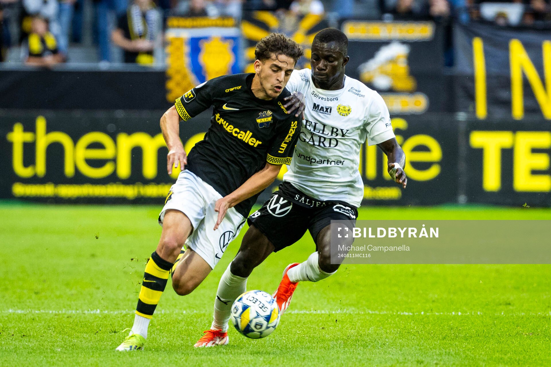 AIKs Taha Ayari och Mjällbys Abdoulie Manneh