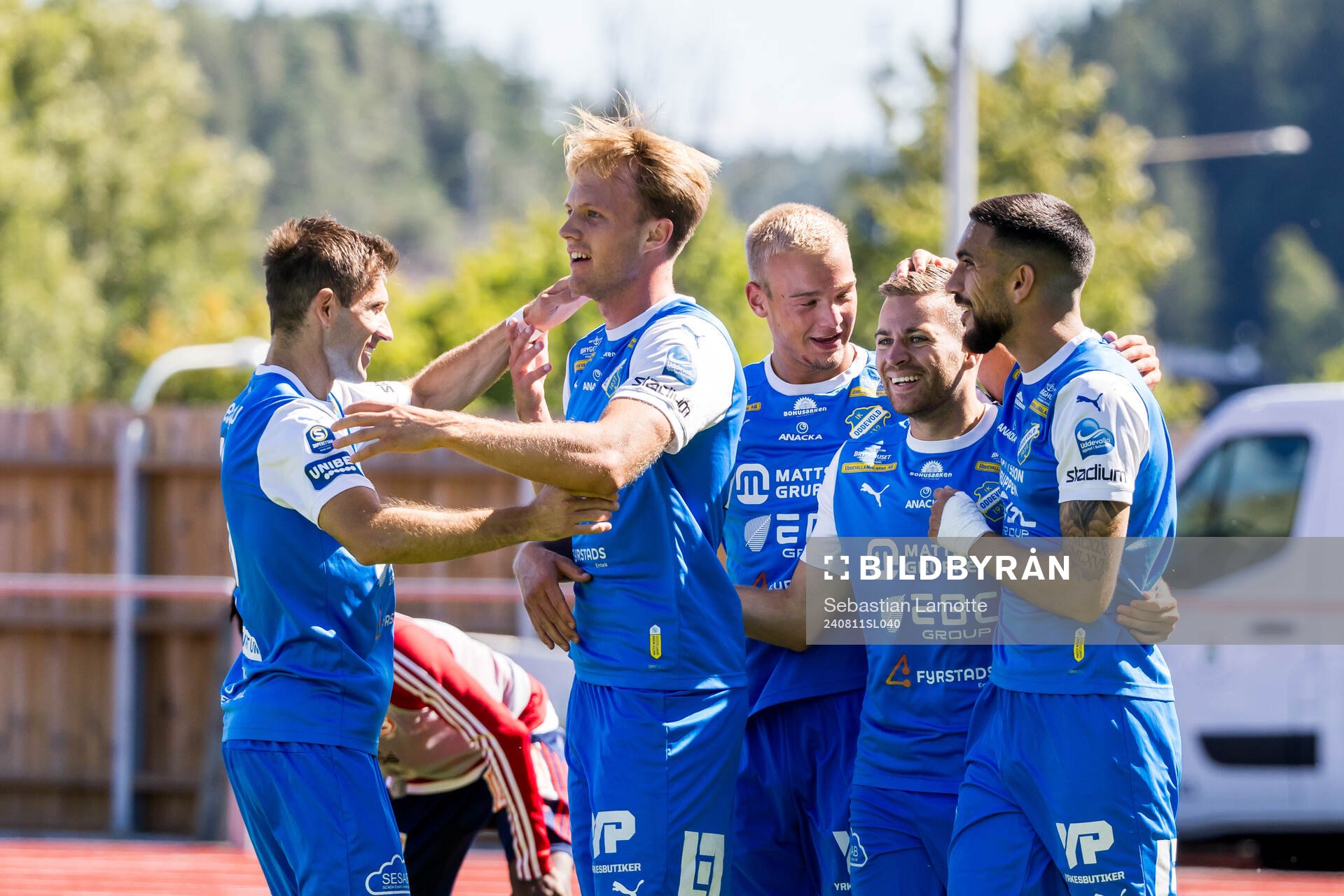 IK Oddevolds Oscar Iglicar Berntsson jublar med lagkamrater