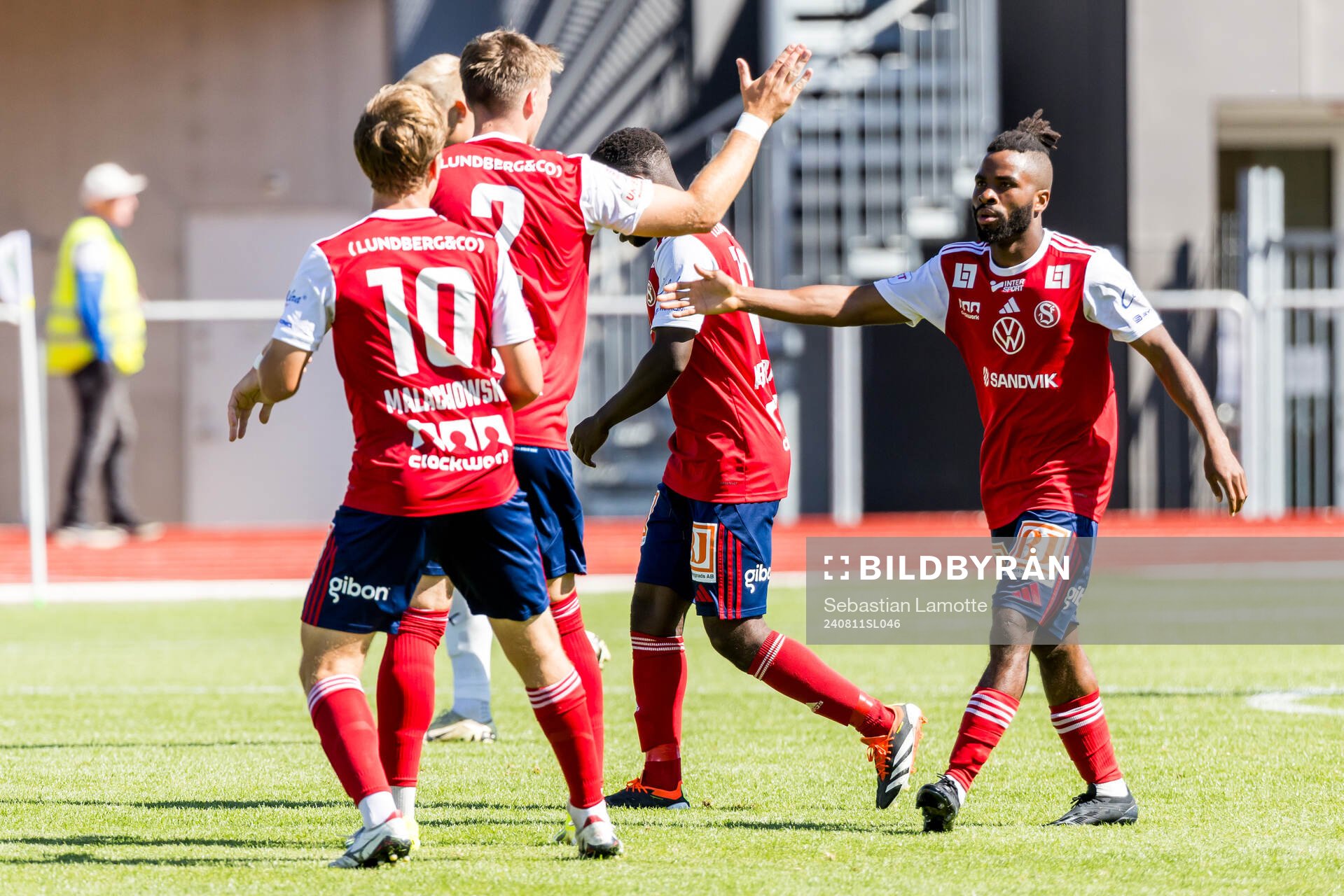 Sandvikens IFs John Junior Igbarumah jublar med lagkamrater