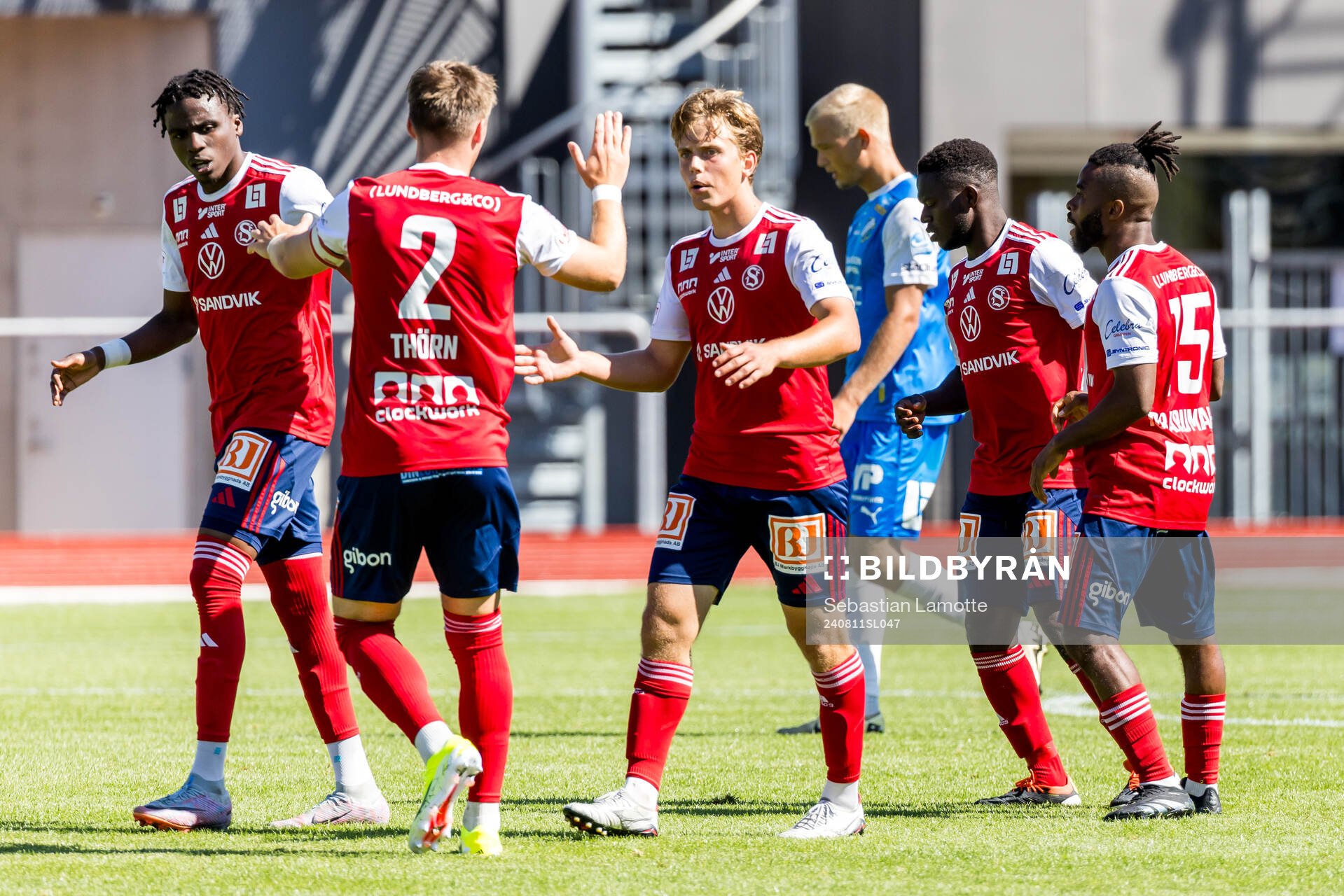 Sandvikens IFs John Junior Igbarumah jublar med lagkamrater
