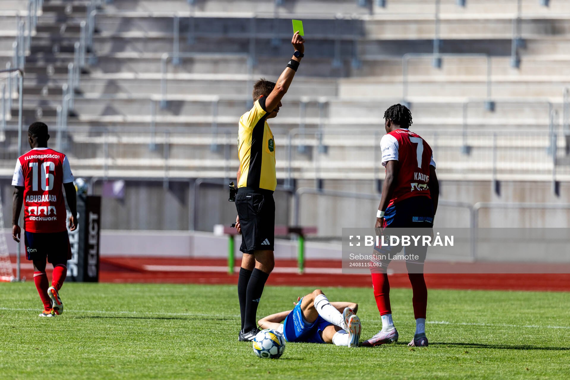 Domare Magnus Lindgren visar gult kort till Sandvikens IFs