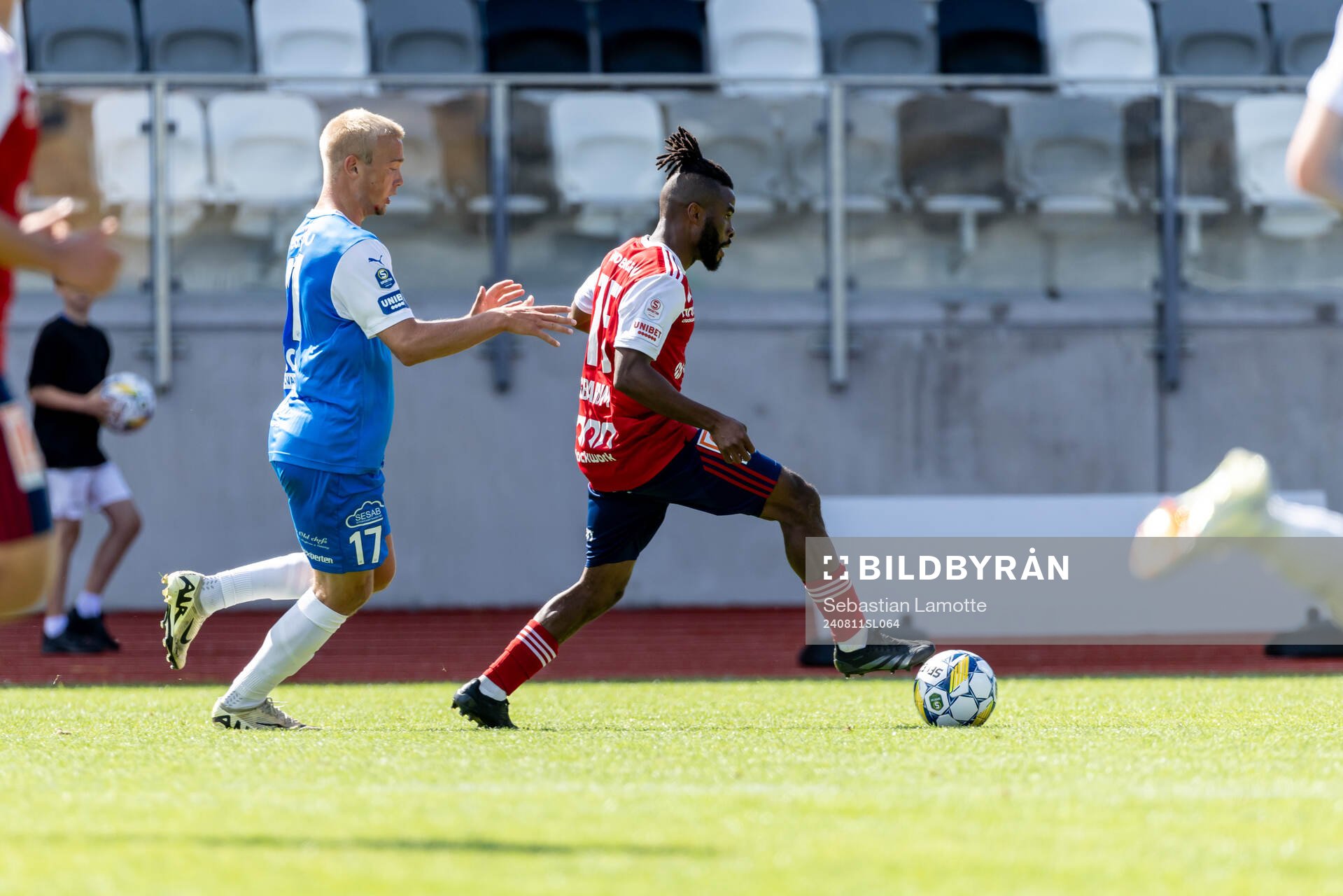 IK Oddevolds Olle Kjellman Olblad och Sandvikens IFs John Junior Igbarumah under fotbollsmatchen i Superettan mellan IK Oddevold och Sandvikens IF den 11 augusti 2024 i Uddevalla.