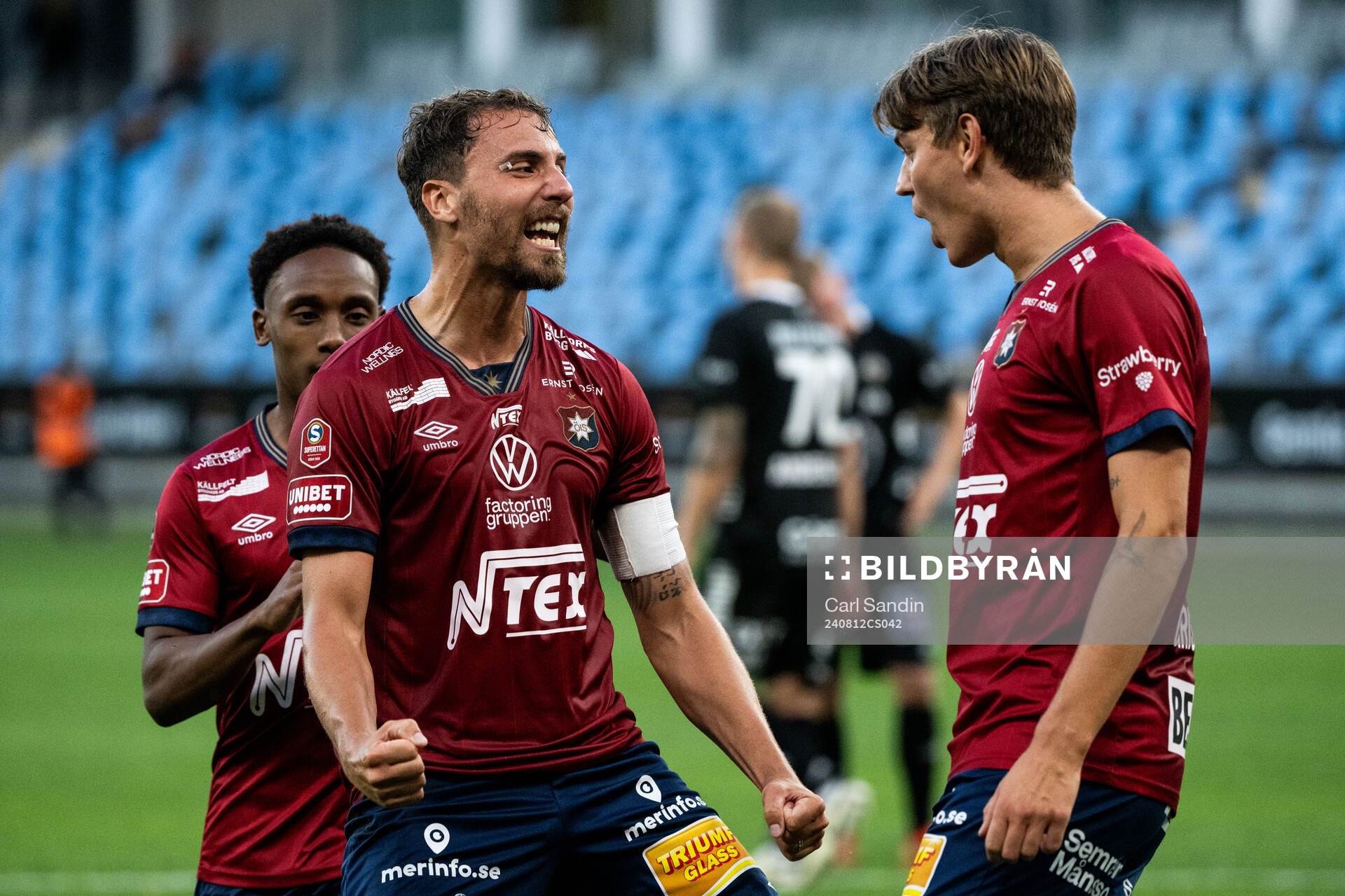 Örgrytes Jonathan Azulay jublar med Samuel Kroon