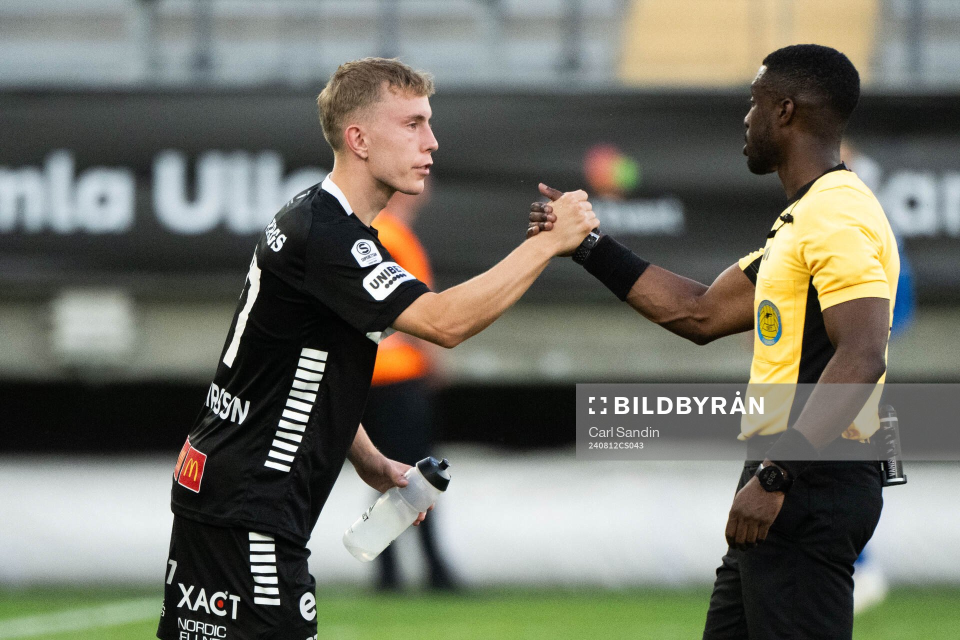 Örebros Valgeir Valgeirsson och Domare Fredrik Oppong