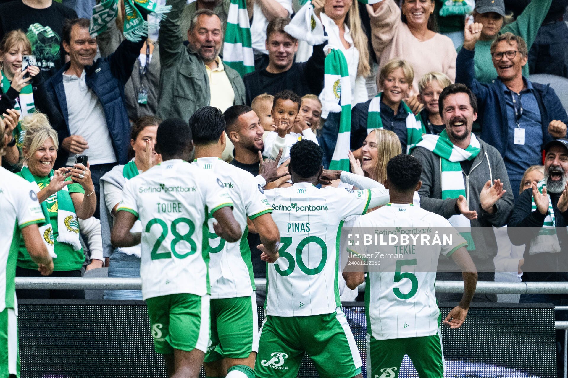 Hammarbys Shaquille Pinas jublar med Abdelrahman Boudah