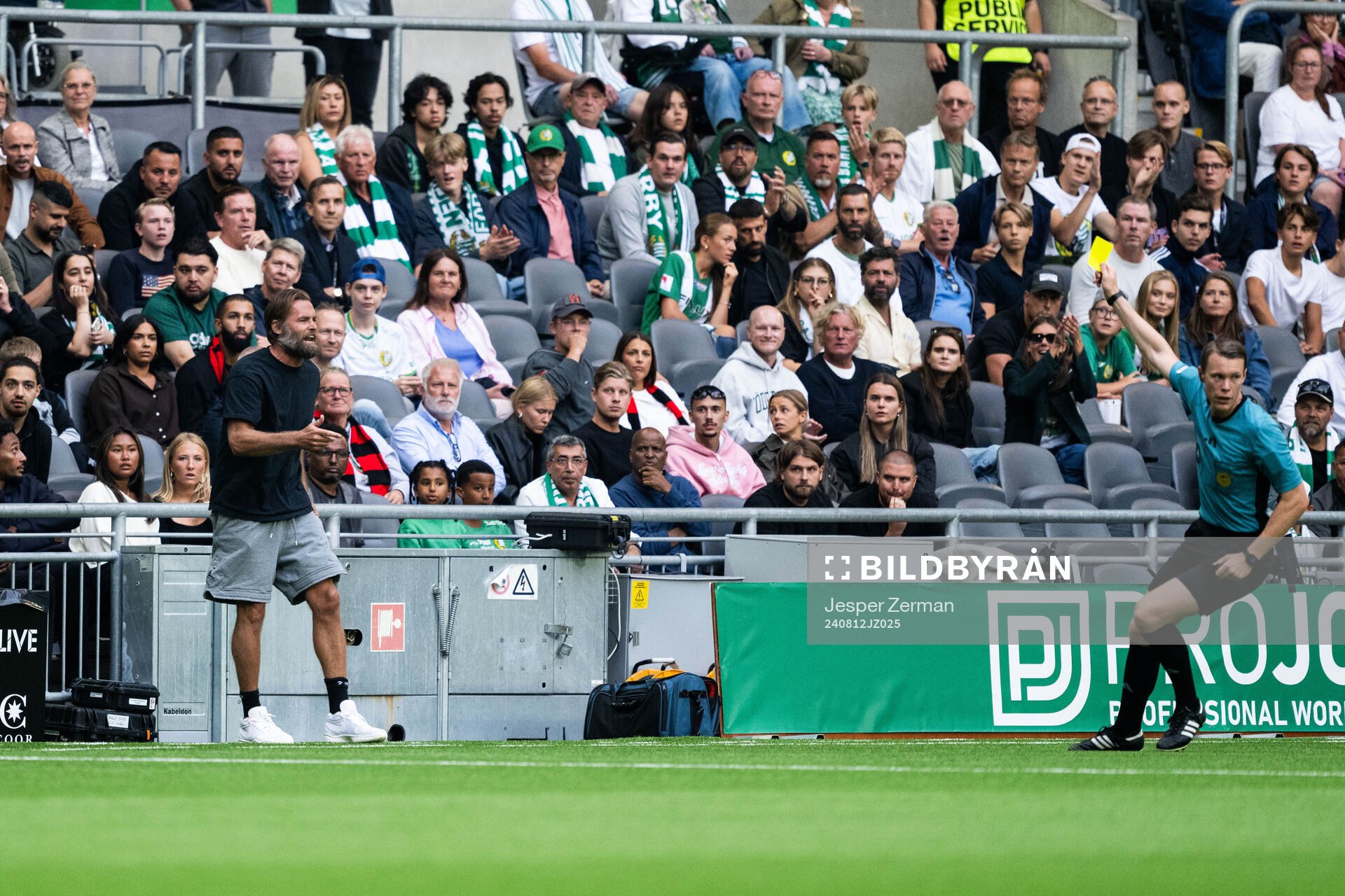 Brommapojkarnas tränare Olof Mellberg tilldelas gult kort