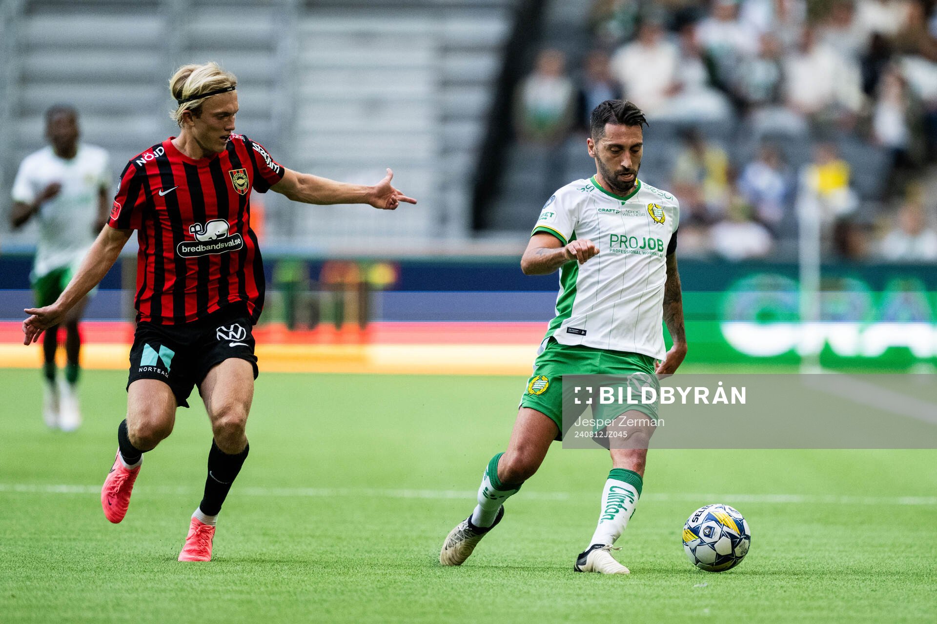 Brommapojkarnas Alexander Jensen och Hammarbys Nahir Besara under fotbollsmatchen i Allsvenskan mellan Hammarby och Brommapojkarna den 12 augusti 2024 i Stockholm.