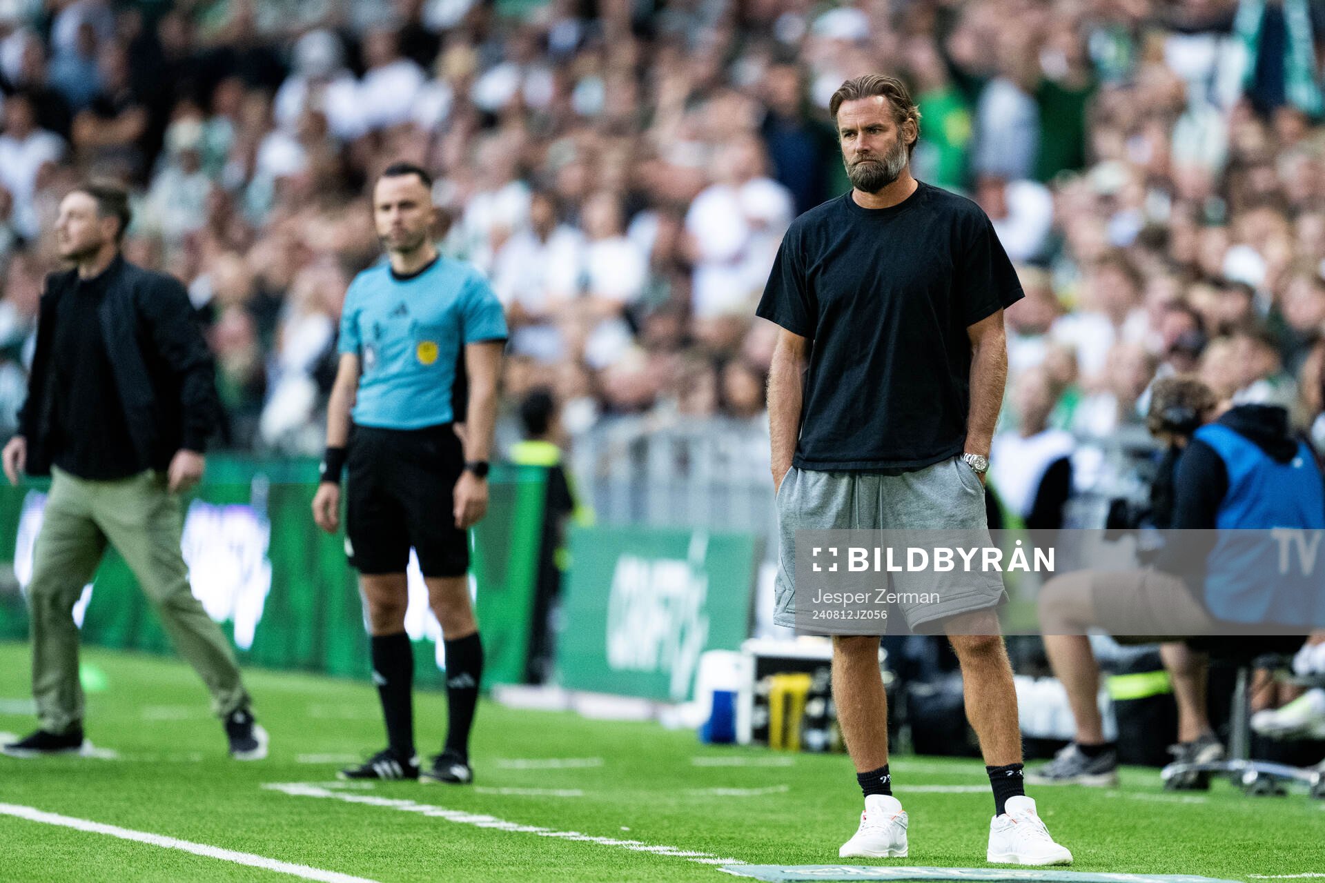 Brommapojkarnas tränare Olof Mellberg under fotbollsmatchen i Allsvenskan mellan Hammarby och Brommapojkarna den 12 augusti 2024 i Stockholm. 