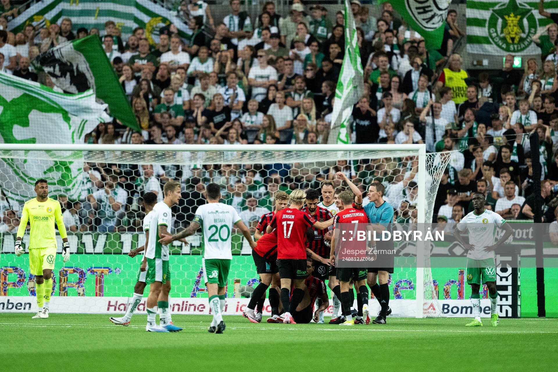 Brommapojkarnas Nikola Vasic jublar med lagkamrater efter 3-3 under fotbollsmatchen i Allsvenskan mellan Hammarby och Brommapojkarna den 12 augusti 2024 i Stockholm.