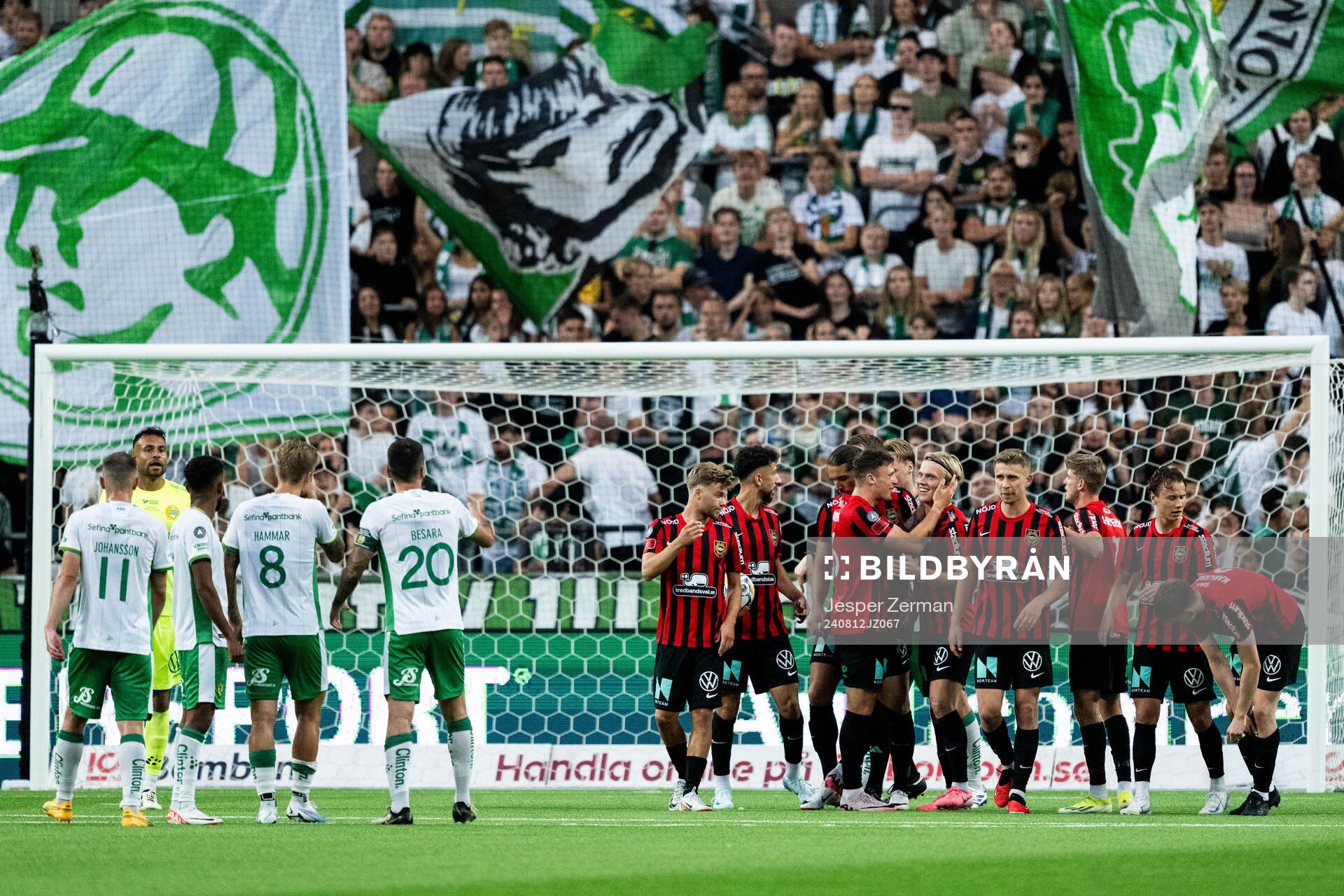 Brommapojkarnas Nikola Vasic jublar med lagkamrater och
