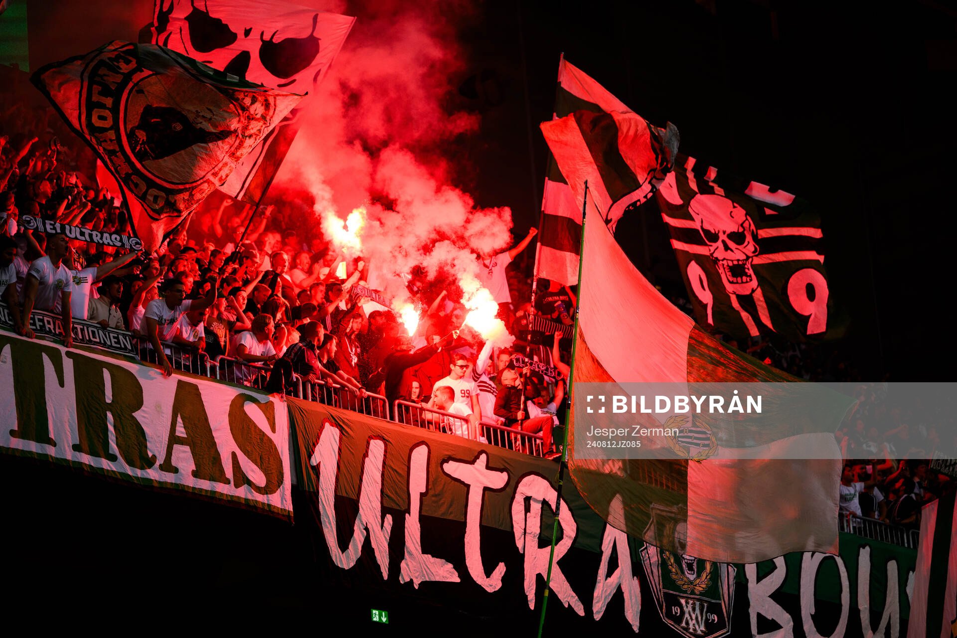 Hammarbys supportrar bränner bengaler