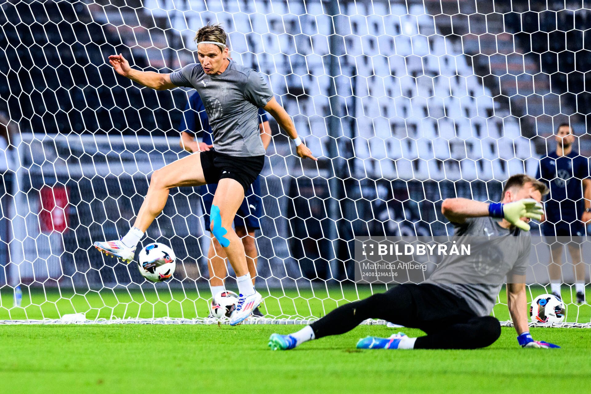 Jens Stryger Larsen and Goalkeeper Ricardo Friedrich of