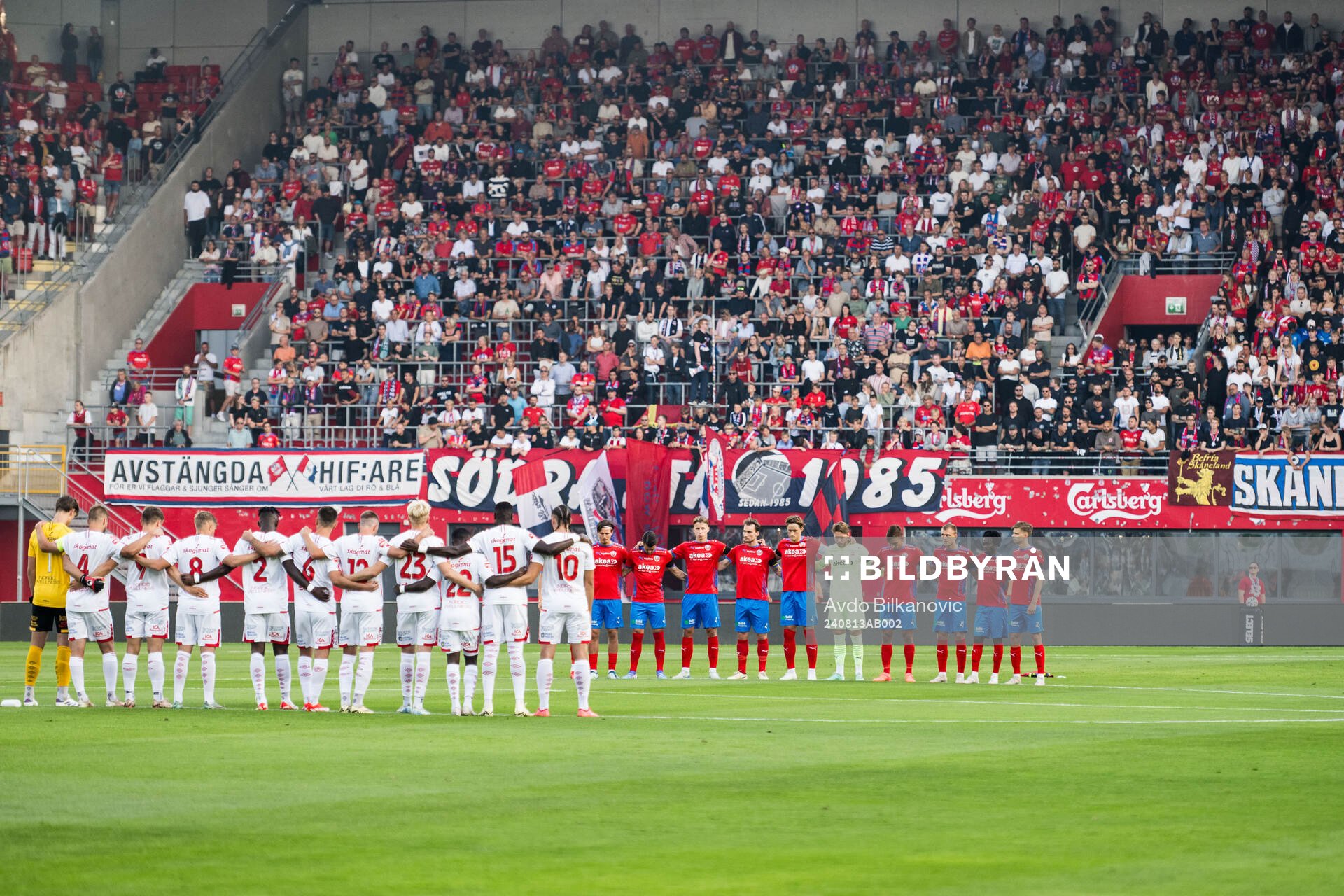 Degerfors och Helsingborgs spelare hyllar minnet av