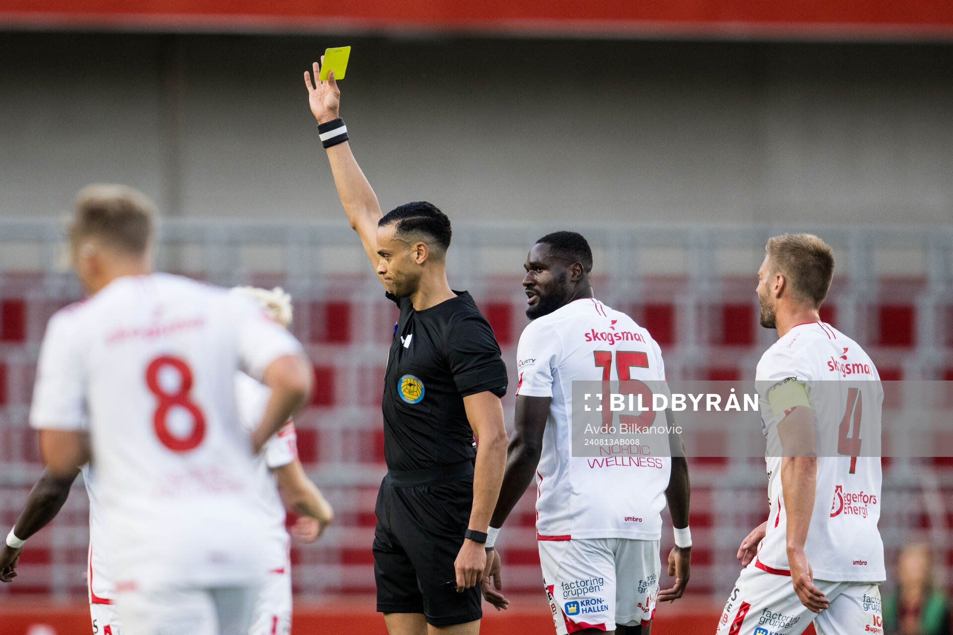 Domare Farouk Nehdi tilldelar Degerfors Nasiru Moro gult