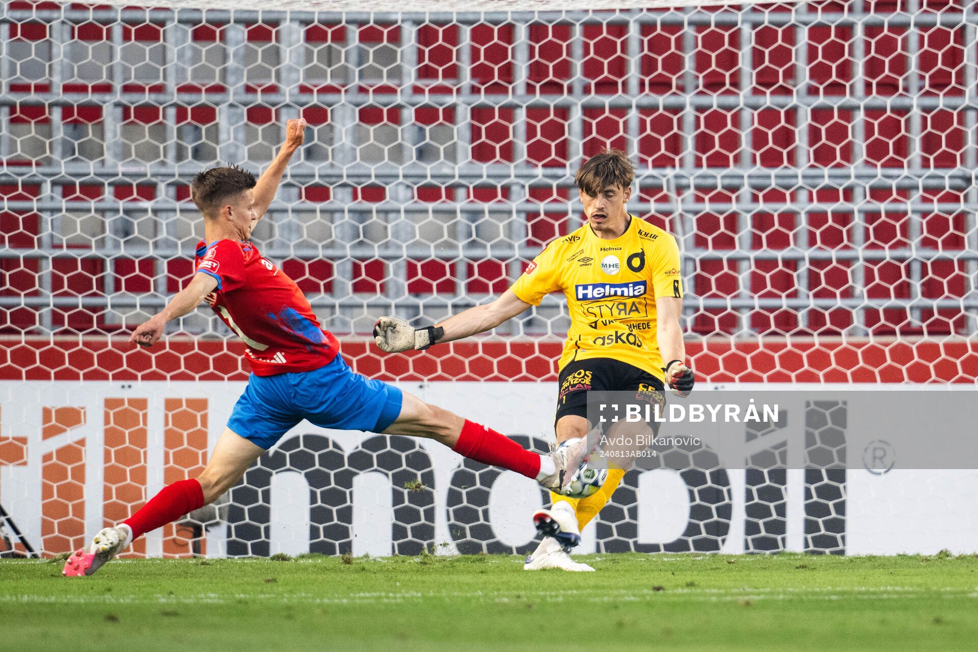 Helsingborgs Taylor Silverholt och Degerfors målvakt Wille