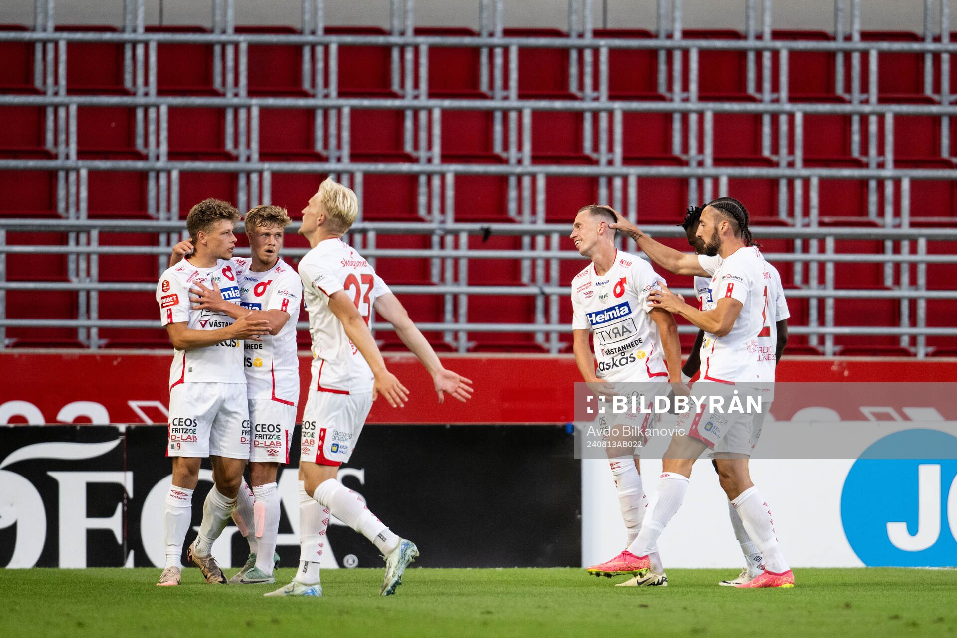Degerfors Erik Lindell jublar med lagkamrater