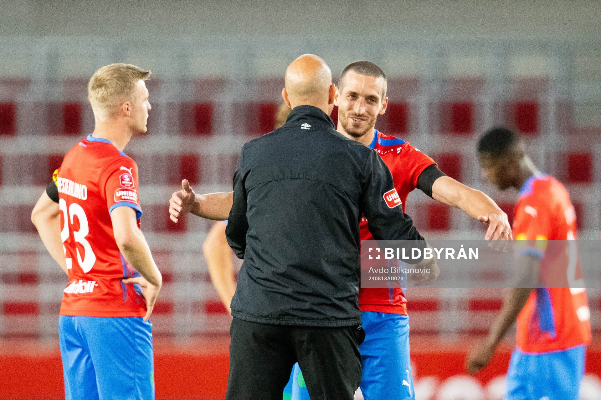 Helsingborgs Arian Kabashi och Degerfors assisterande tränare Mattias Lindström under fotbollsmatchen i Superettan mellan Helsingborg och Degerfors den 13 augusti 2024 i Helsingborg.