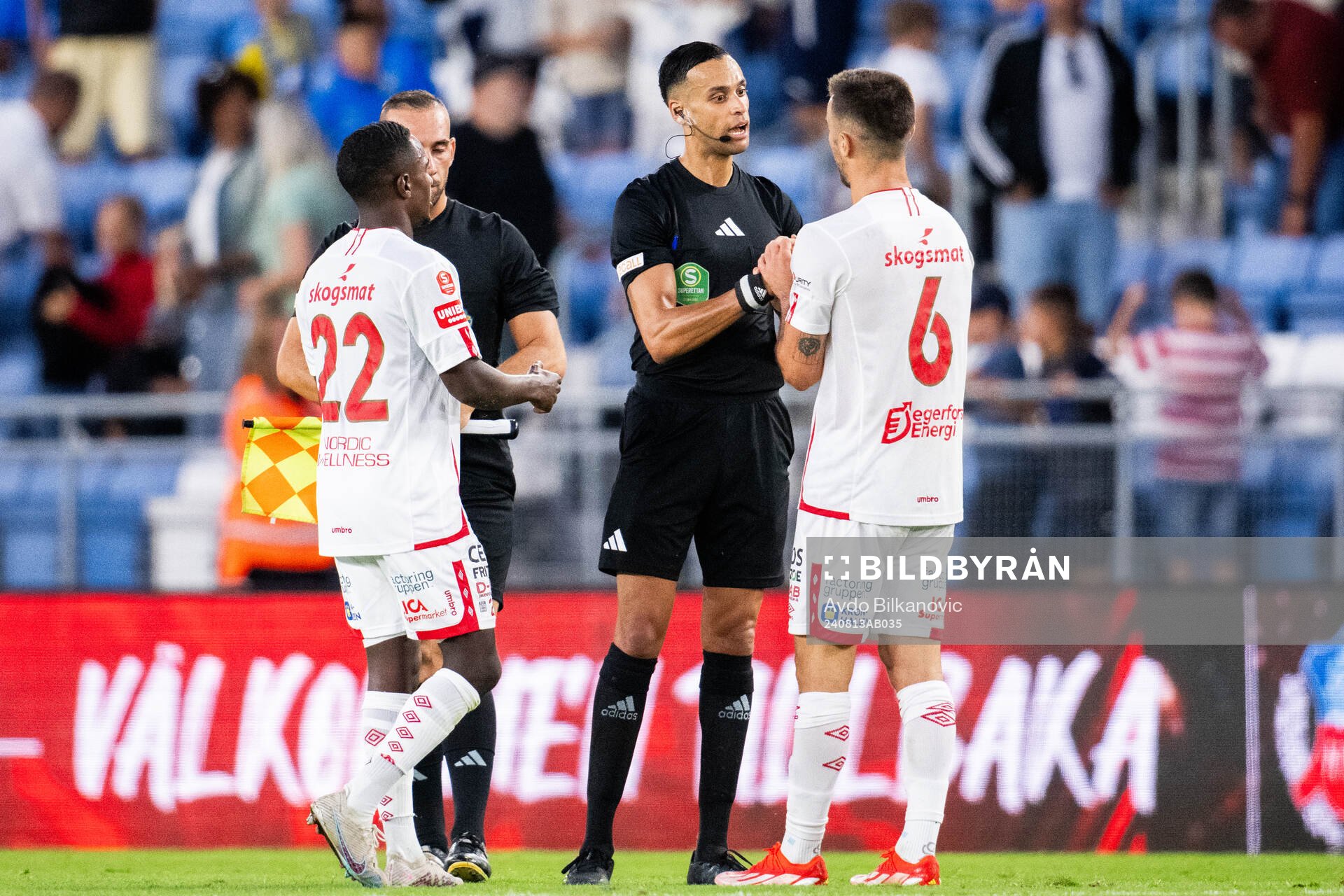 Degerfors Carlos Moros Gracia i samtal med domare Farouk