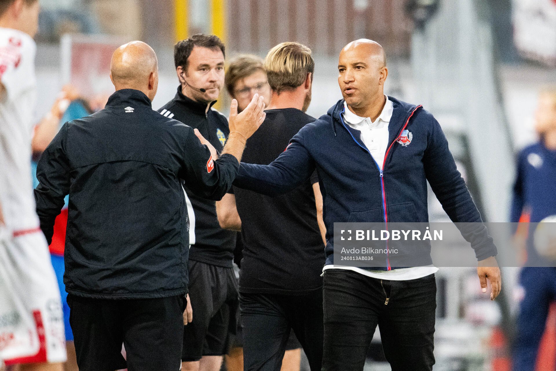 Helsingborgs tränare Kleber Saarenpää och Degerfors assisterande tränare Mattias Lindström efter fotbollsmatchen i Superettan mellan Helsingborg och Degerfors den 13 augusti 2024 i Helsingborg. 