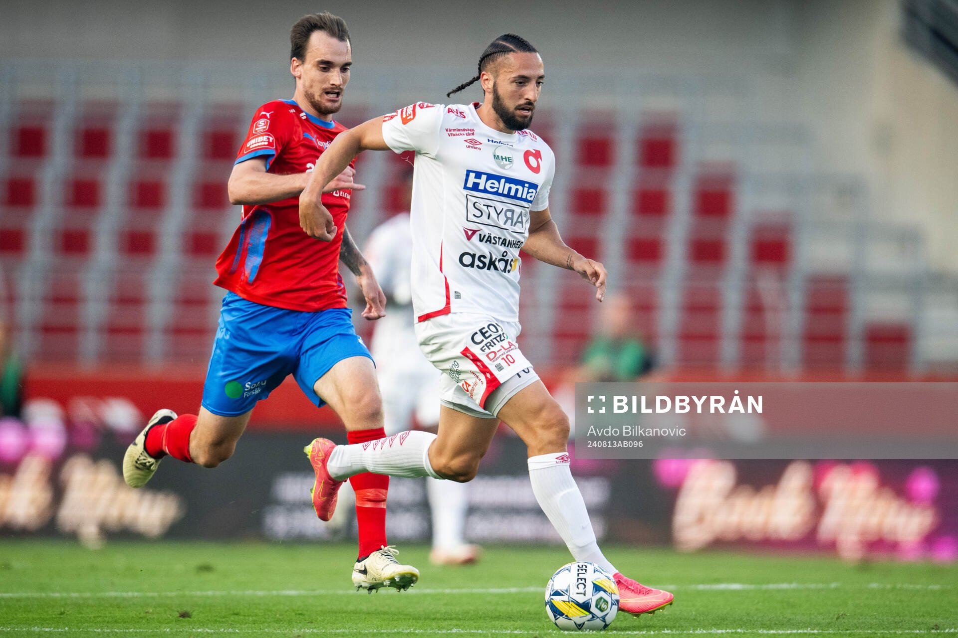 Helsingborgs Adam Hellborg jagar Degerfors Dijan Vukojevic