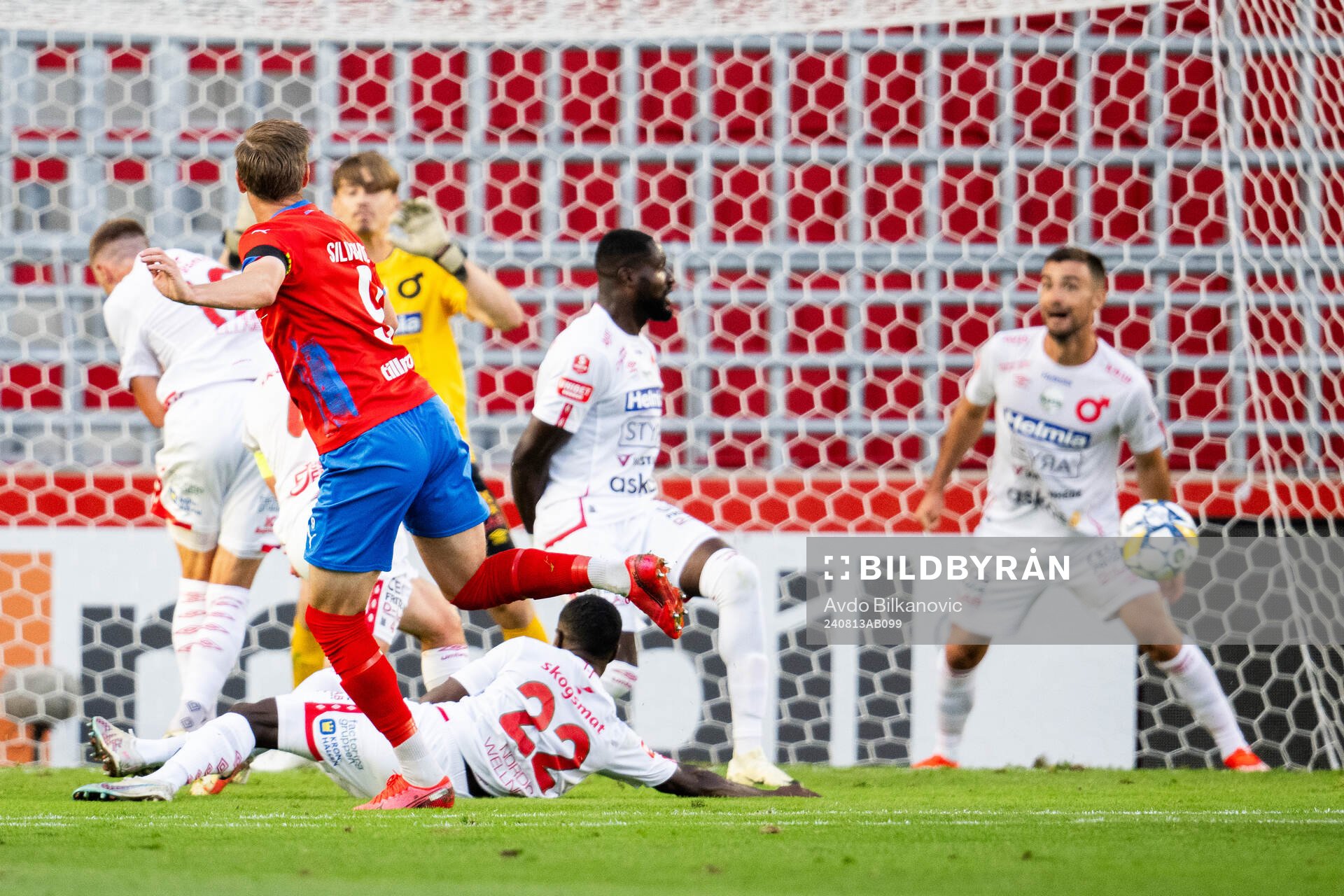 Helsingborgs Taylor Silverholt skjuter och träffar handen på Degerfors spelare under fotbollsmatchen i Superettan mellan Helsingborg och Degerfors den 13 augusti 2024 i Helsingborg.