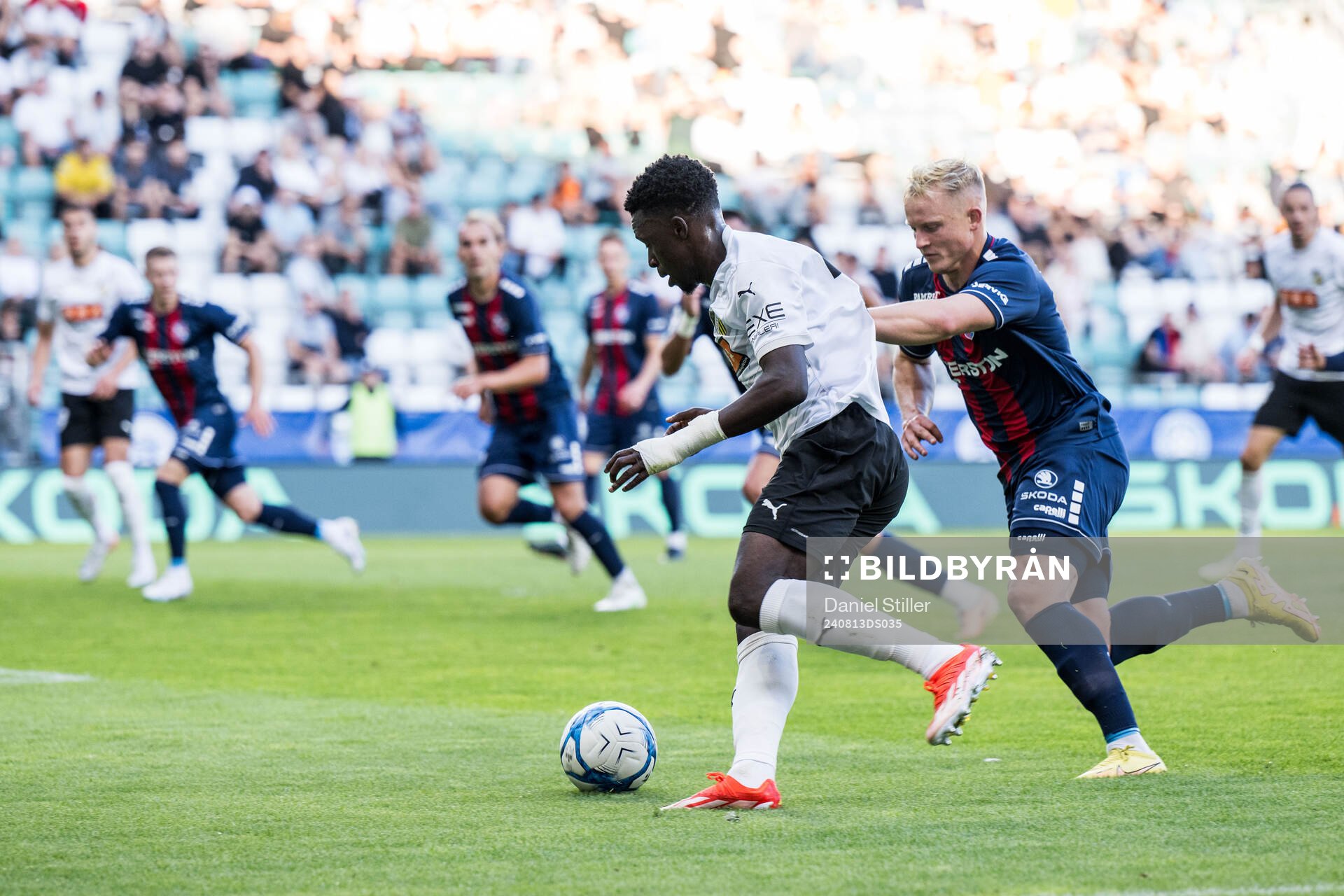 Zeidane Inoussa of Häcken and Michael Lilander of Paide
