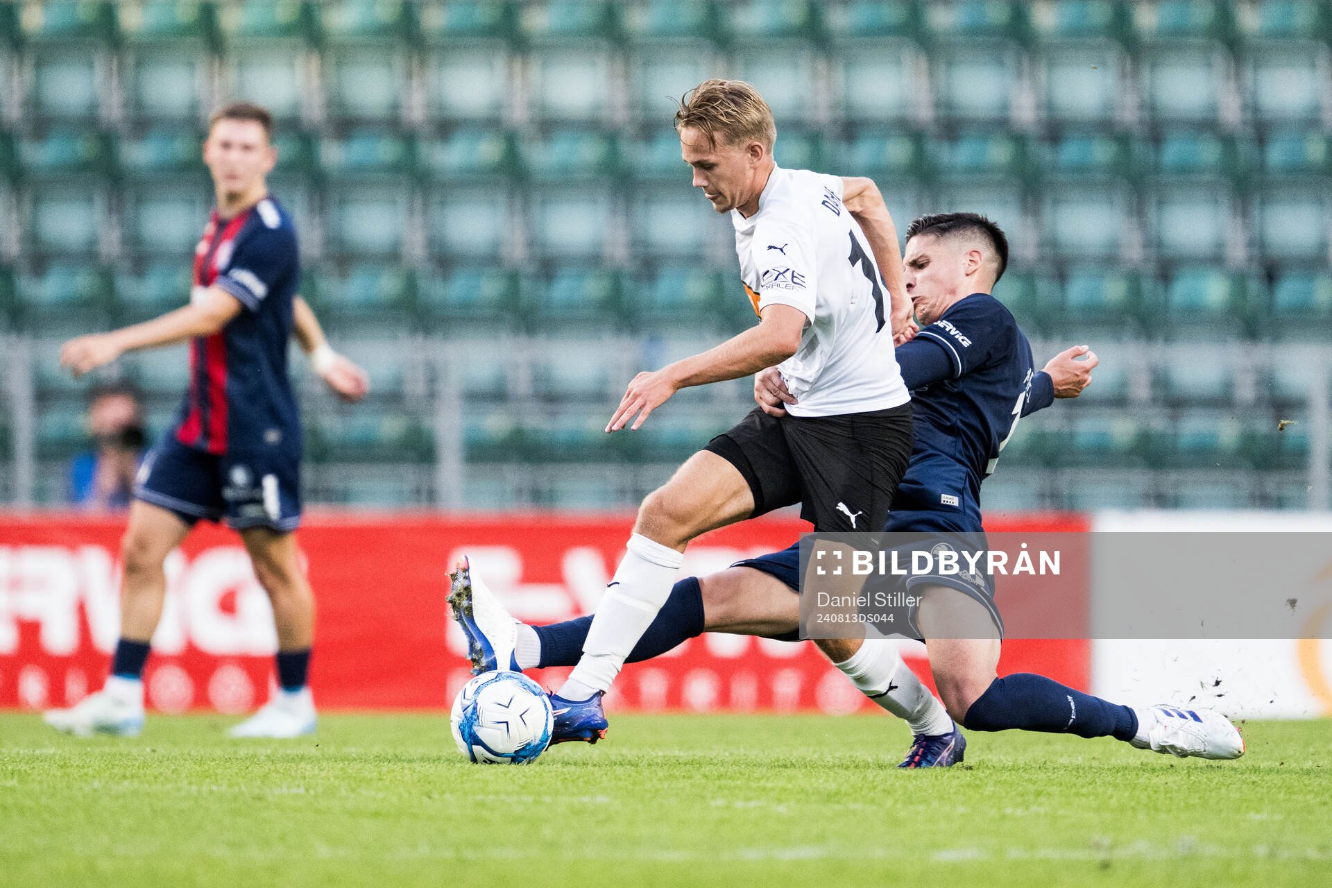 Pontus Dahbo of Häcken and Predrag Medic of Paide