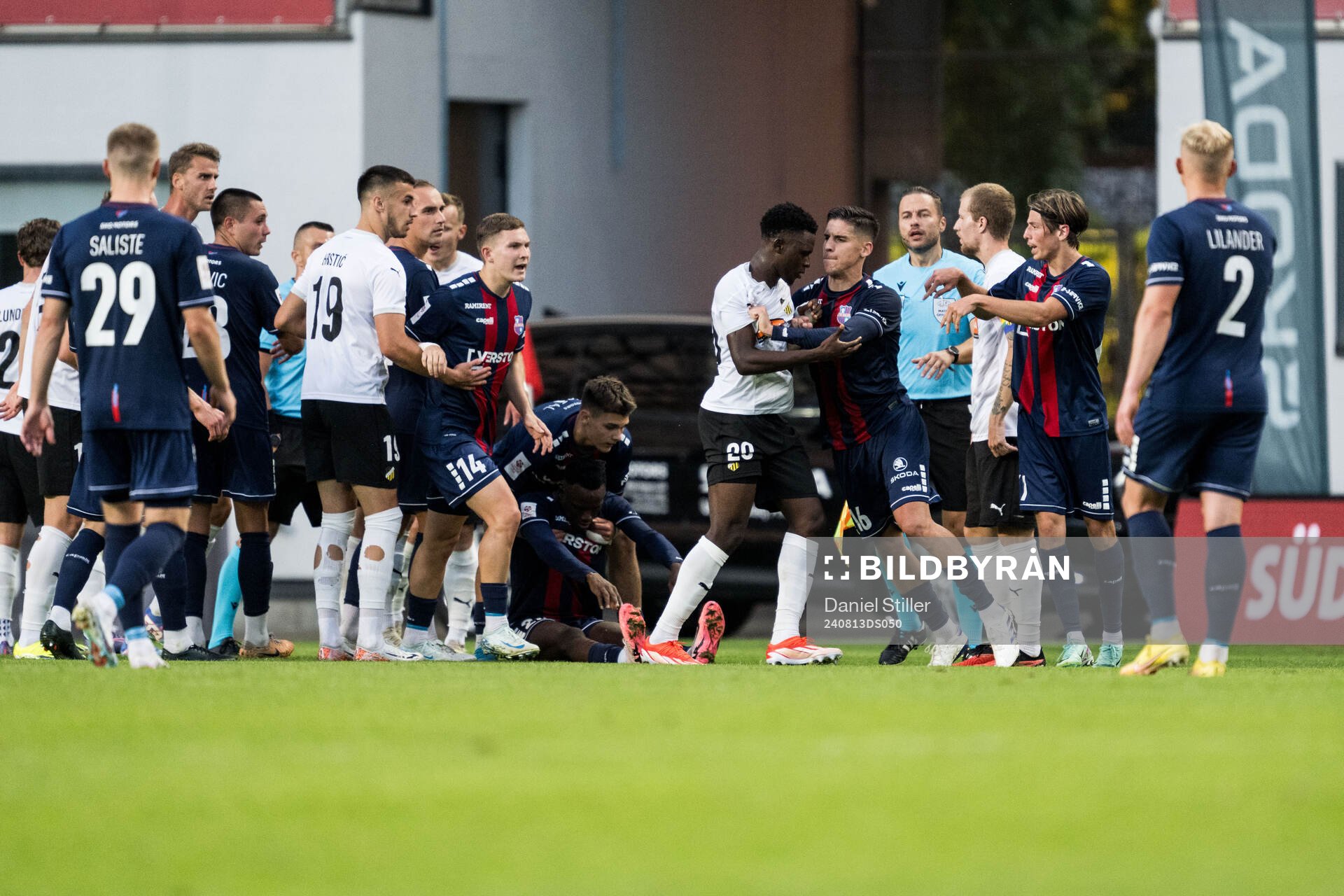 Zeidane Inoussa of Häcken in discussion with Predrag Medic