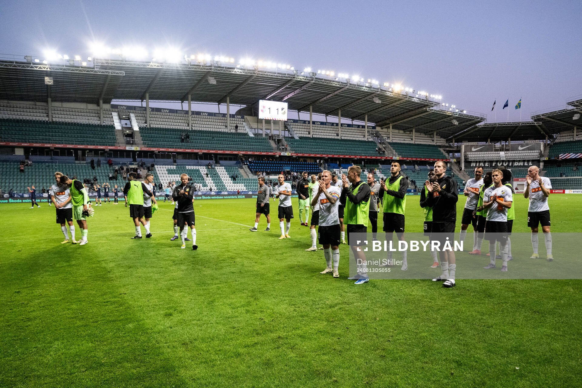 Players of Häcken applaud the supporters