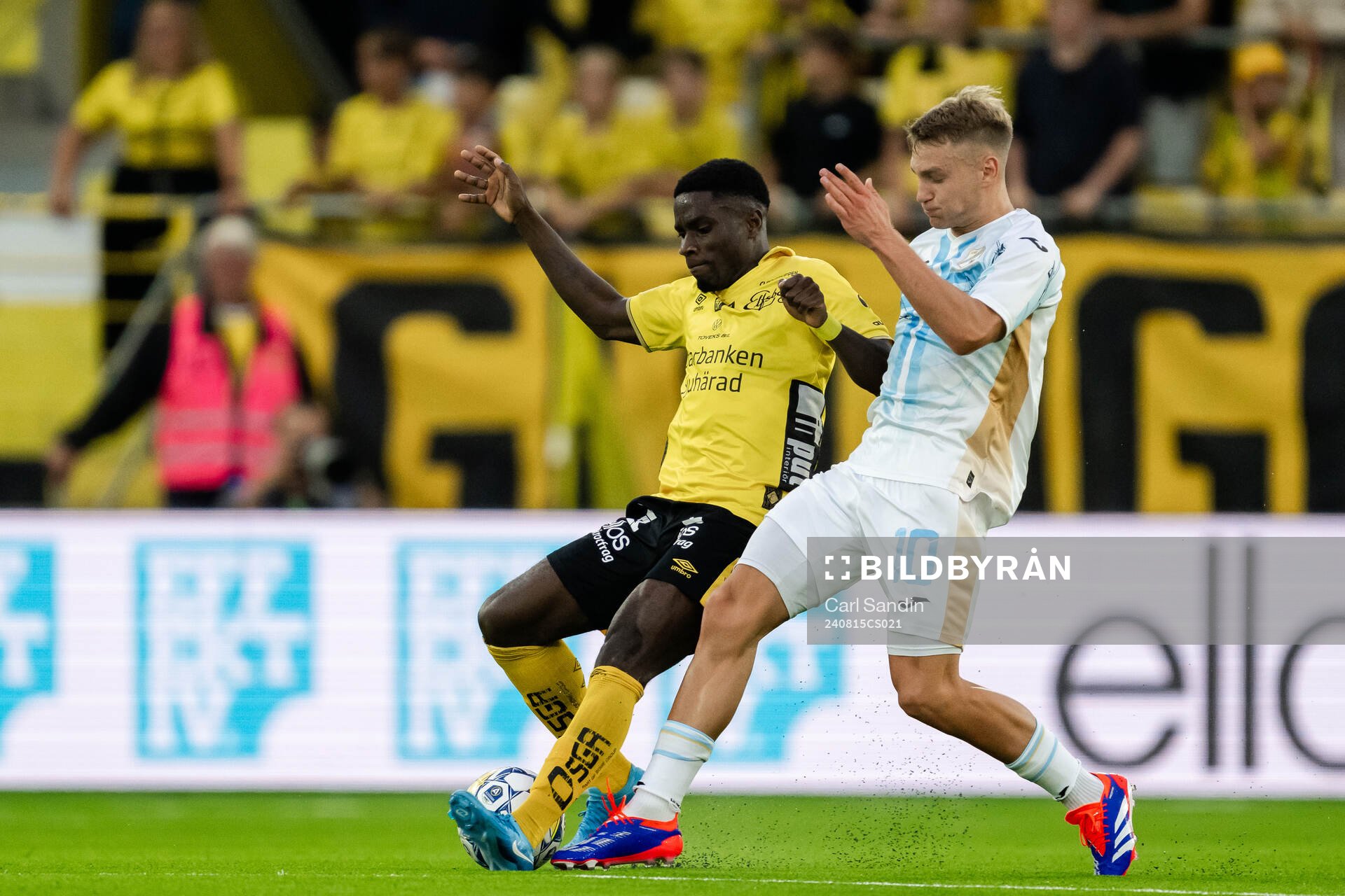 Michael Baidoo of Elfsborg and Toni Fruk of Rijeka
