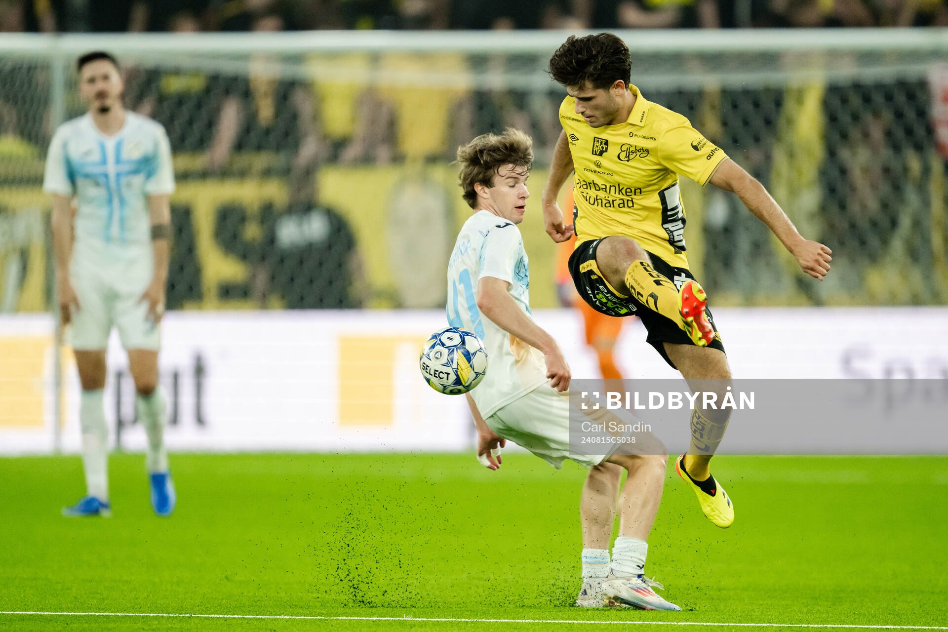 Gabriel Rukavina of Rijeka and Besfort Zeneli of Elfsborg