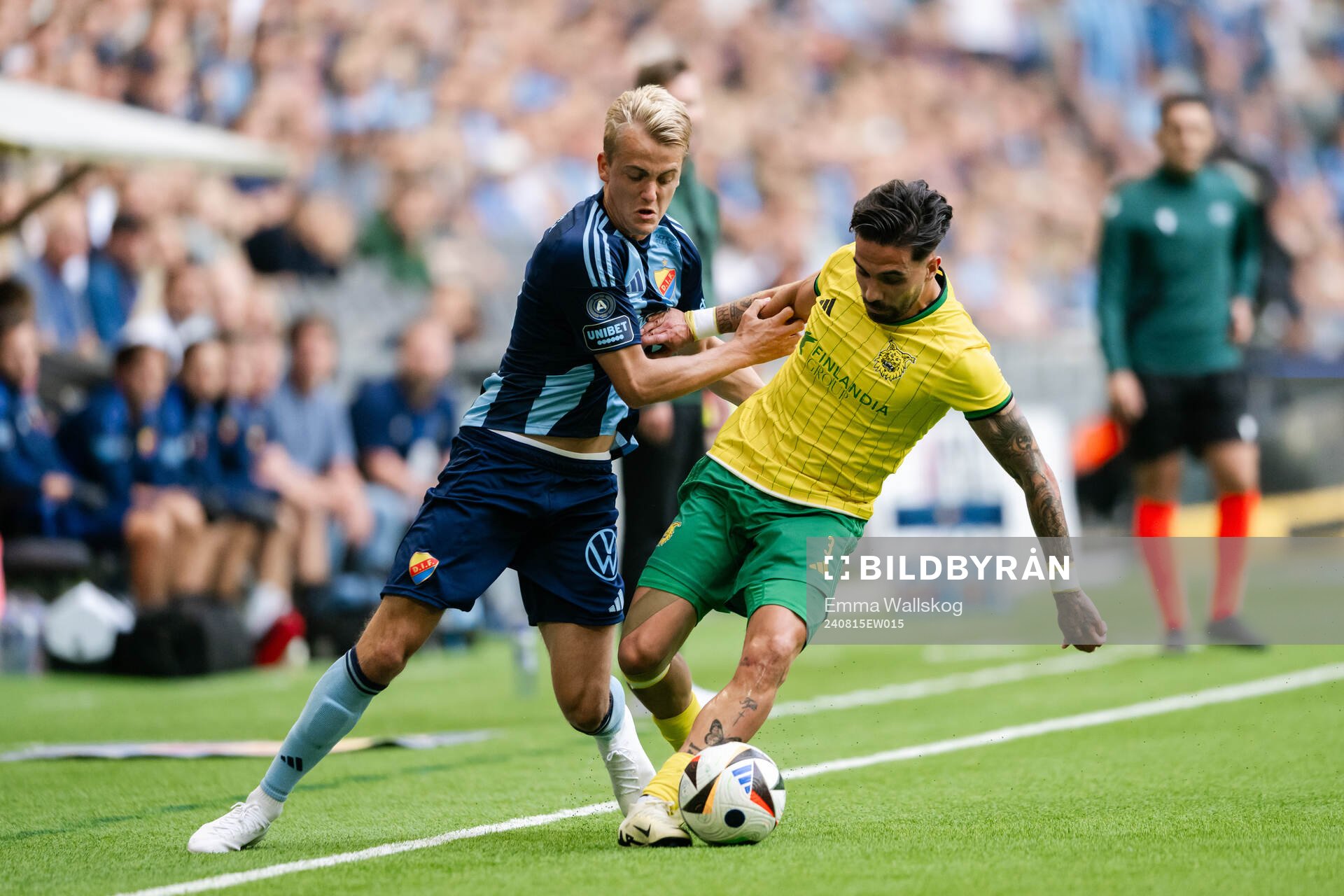 Oskar Fallenius of Djurgården and Ricardo Araujo of Ilves