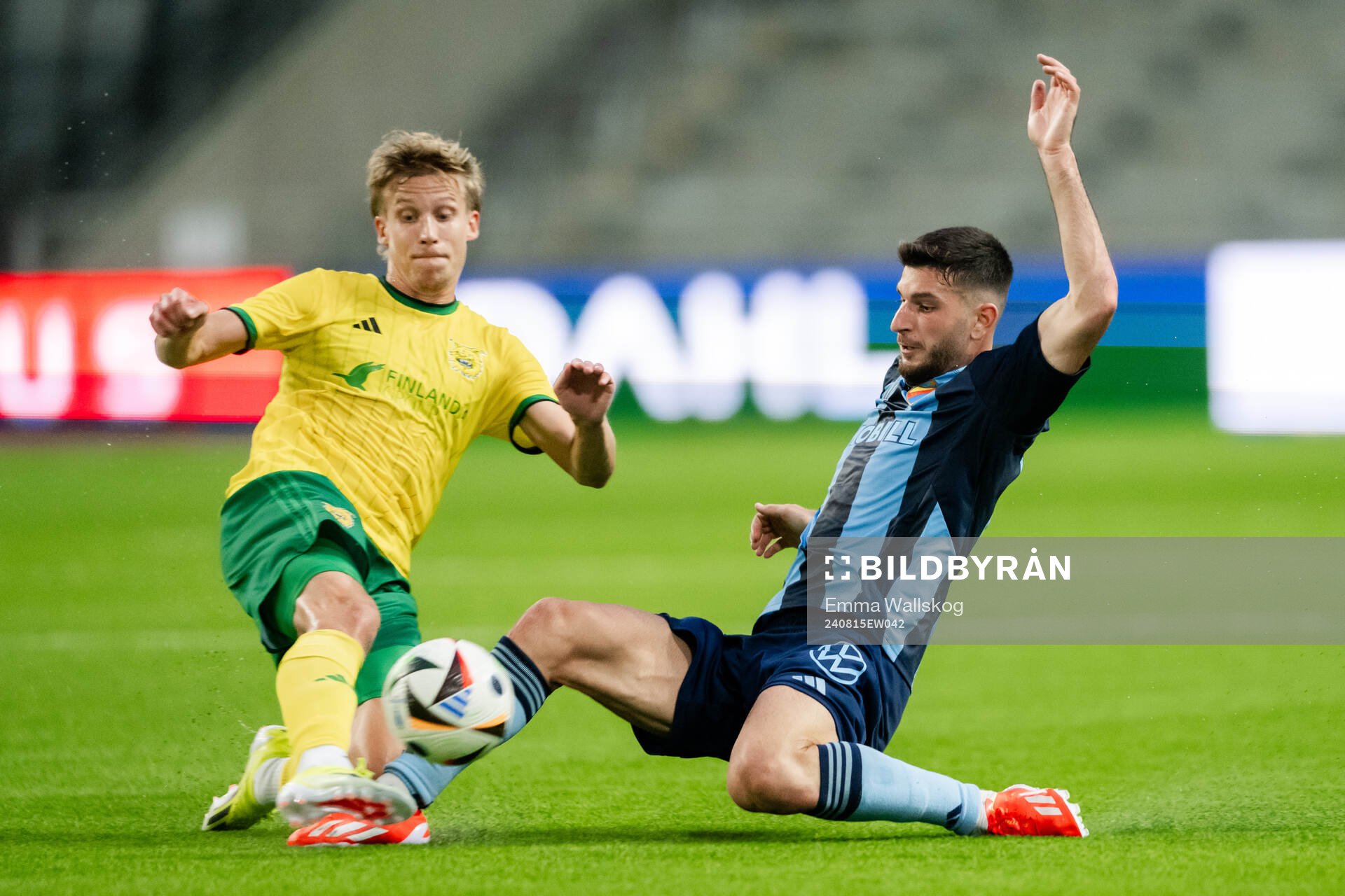 Lauri Ala-Myllymäki of Ilves and Besard Sabovic of