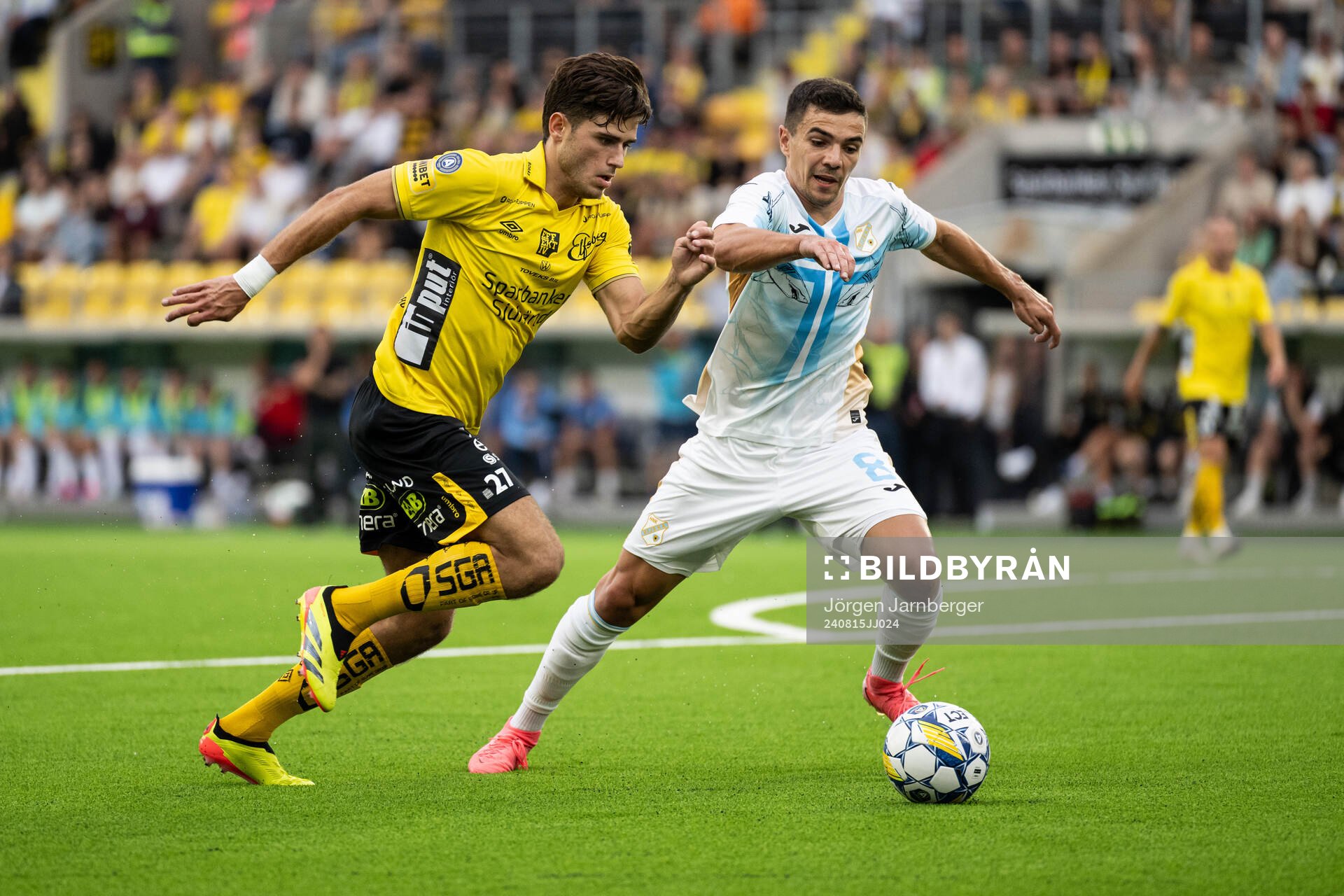 Besfort Zeneli of Elfsborg and Dejan Petrovic of Rijeka