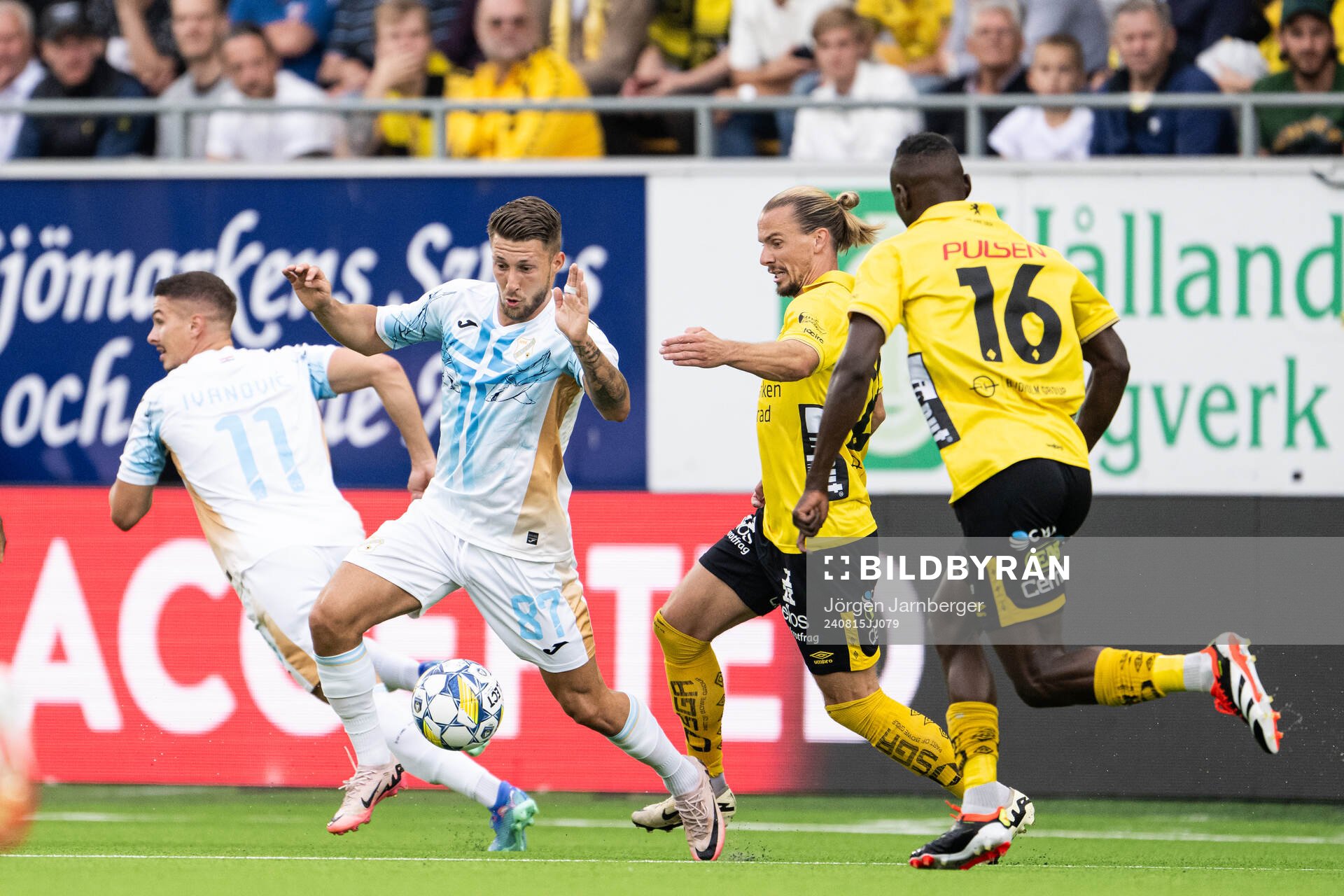 Marco Pasalic of Rijeka and Niklas Hult of Elfsborg