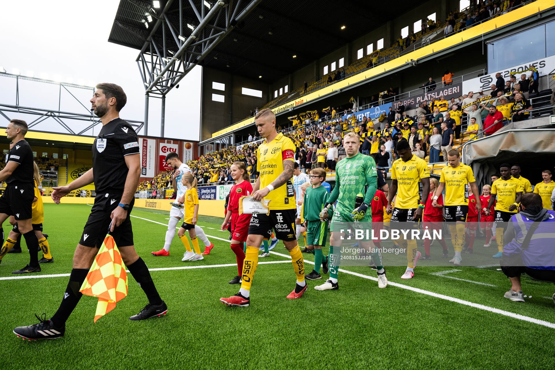 The teams enter the pitch ahead the UEFA Europa League
