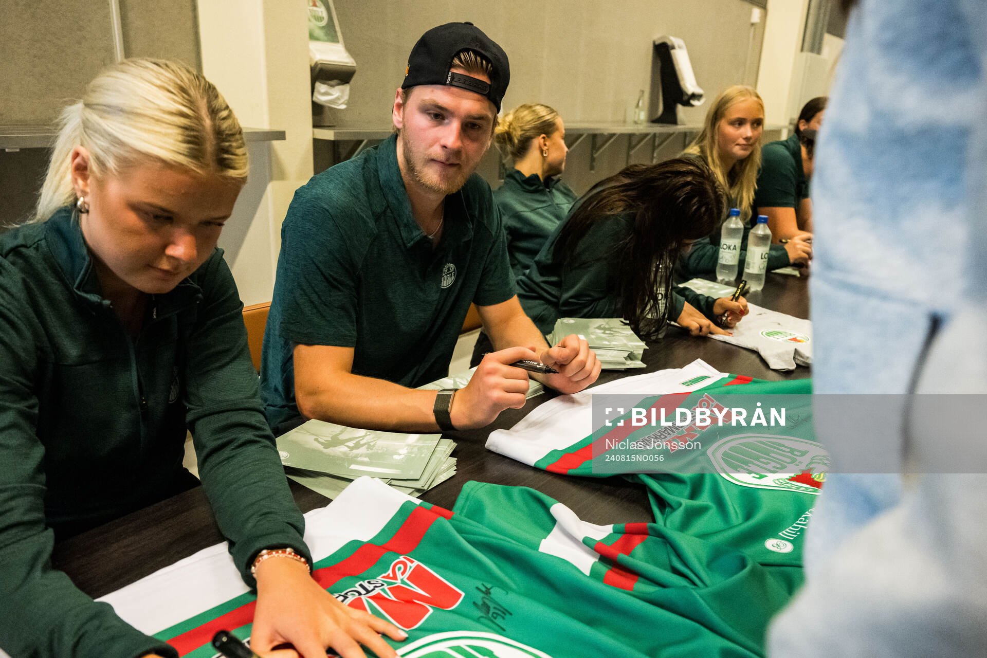 Rögles Calle Själin skriver autografer