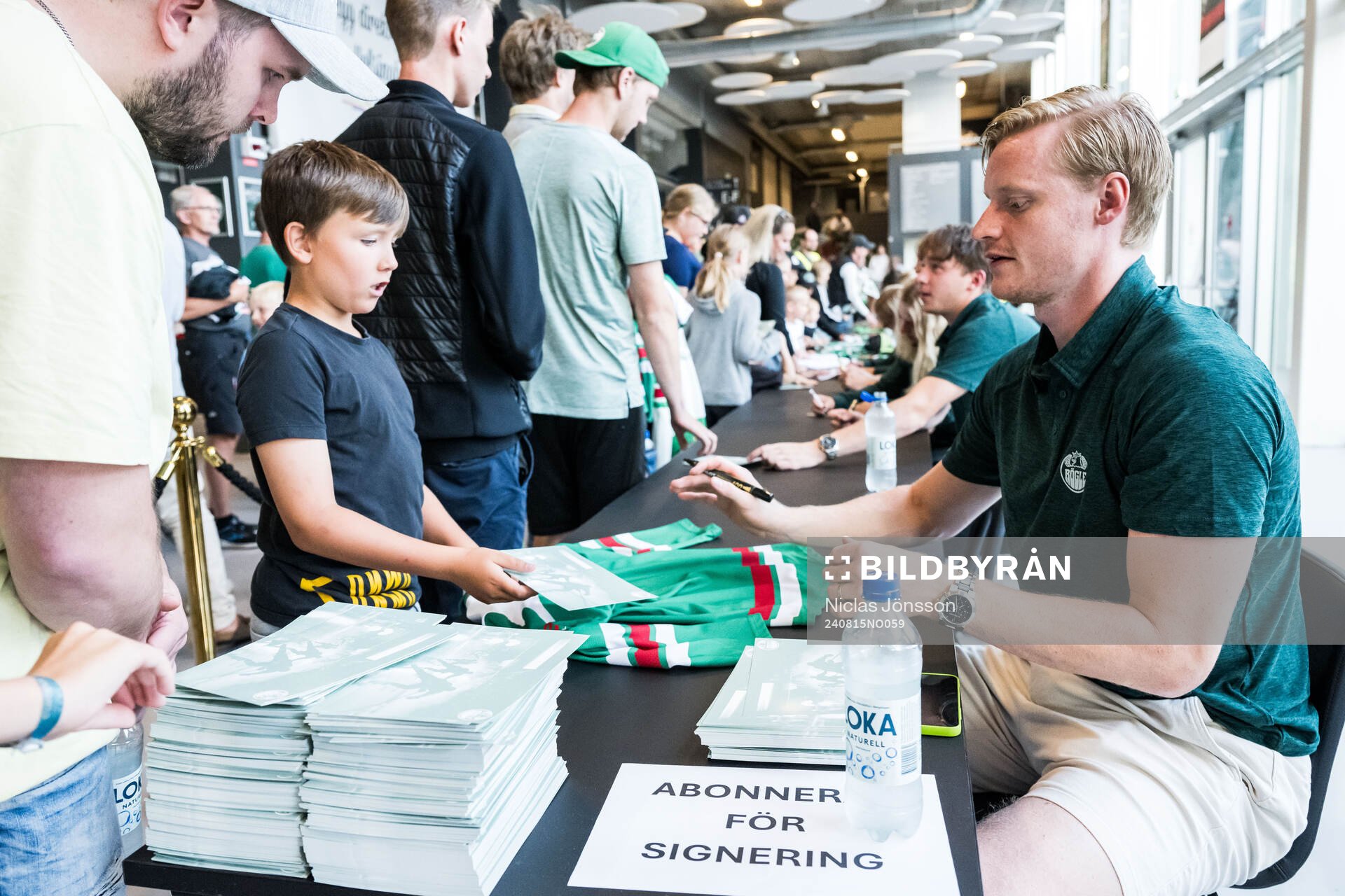 Rögles Anton Bengtsson skriver autografer