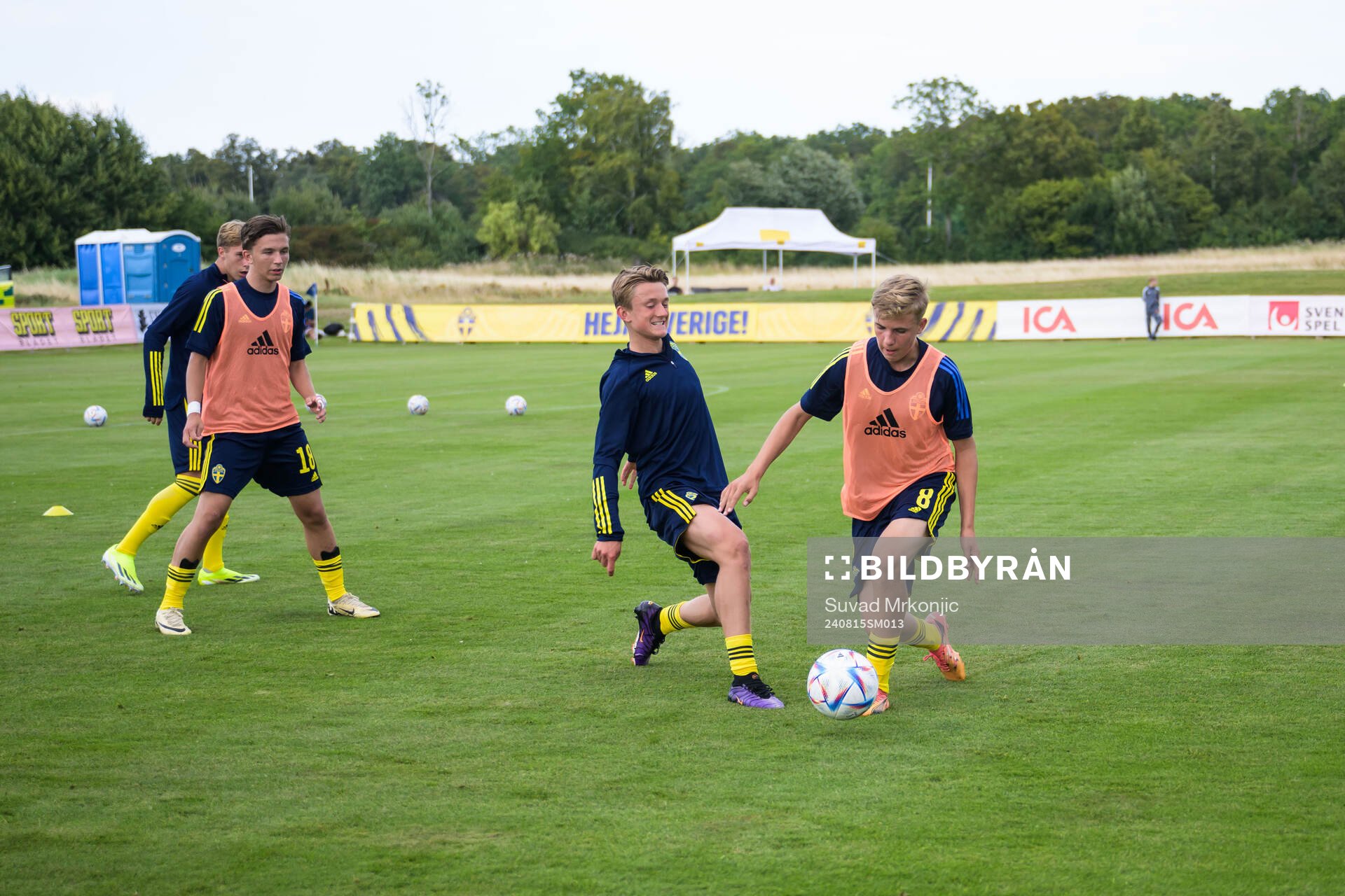 Sveriges Jakob Jensen och Oliver Månsson inför P15 landskampen i fotboll mellan Sverige och Finland den 15 augusti 2024 i Borgholm. 