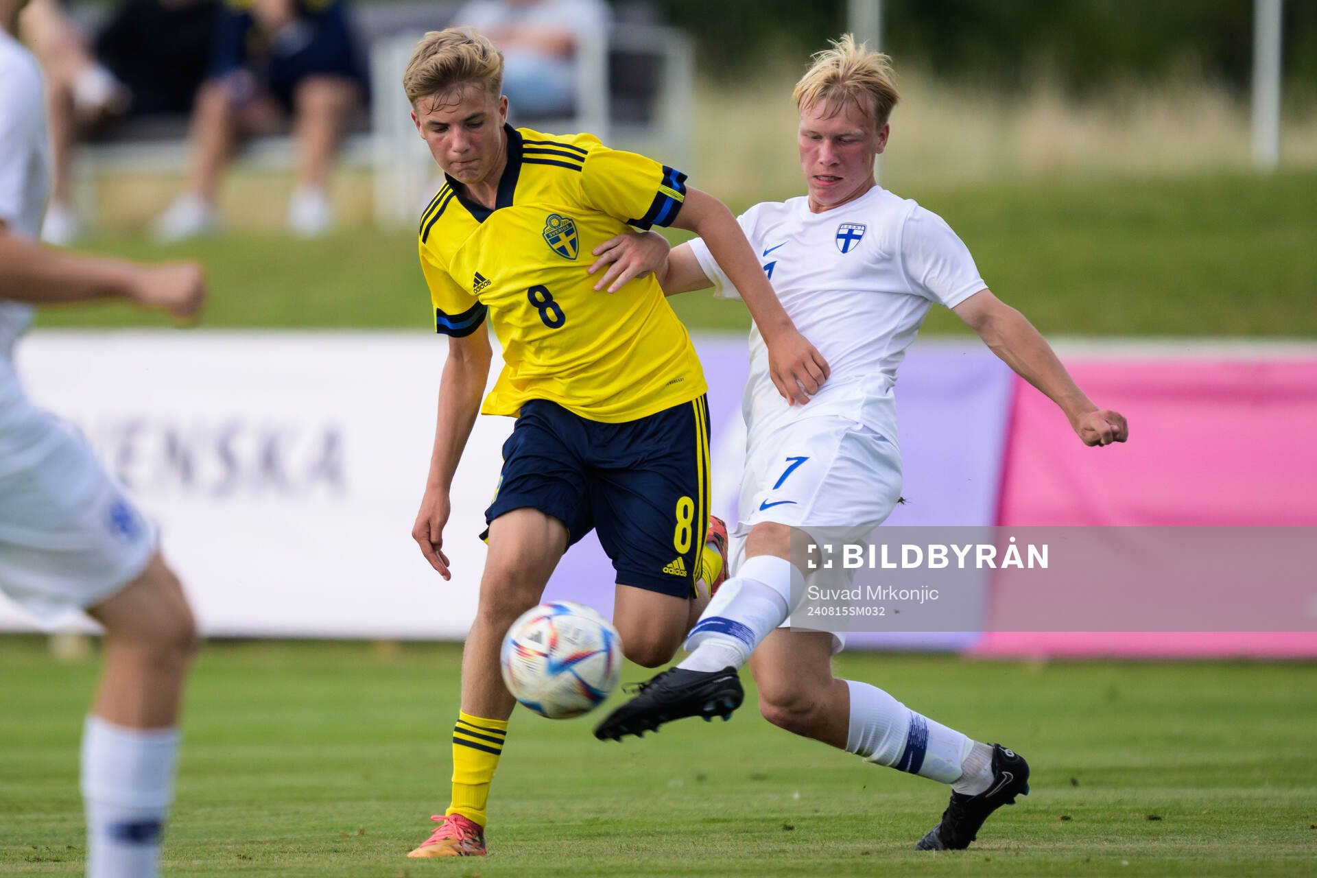 Sveriges Oliver Månsson och Finlands Robert Kaasik under P15 landskampen i fotboll mellan Sverige och Finland den 15 augusti 2024 i Borgholm.