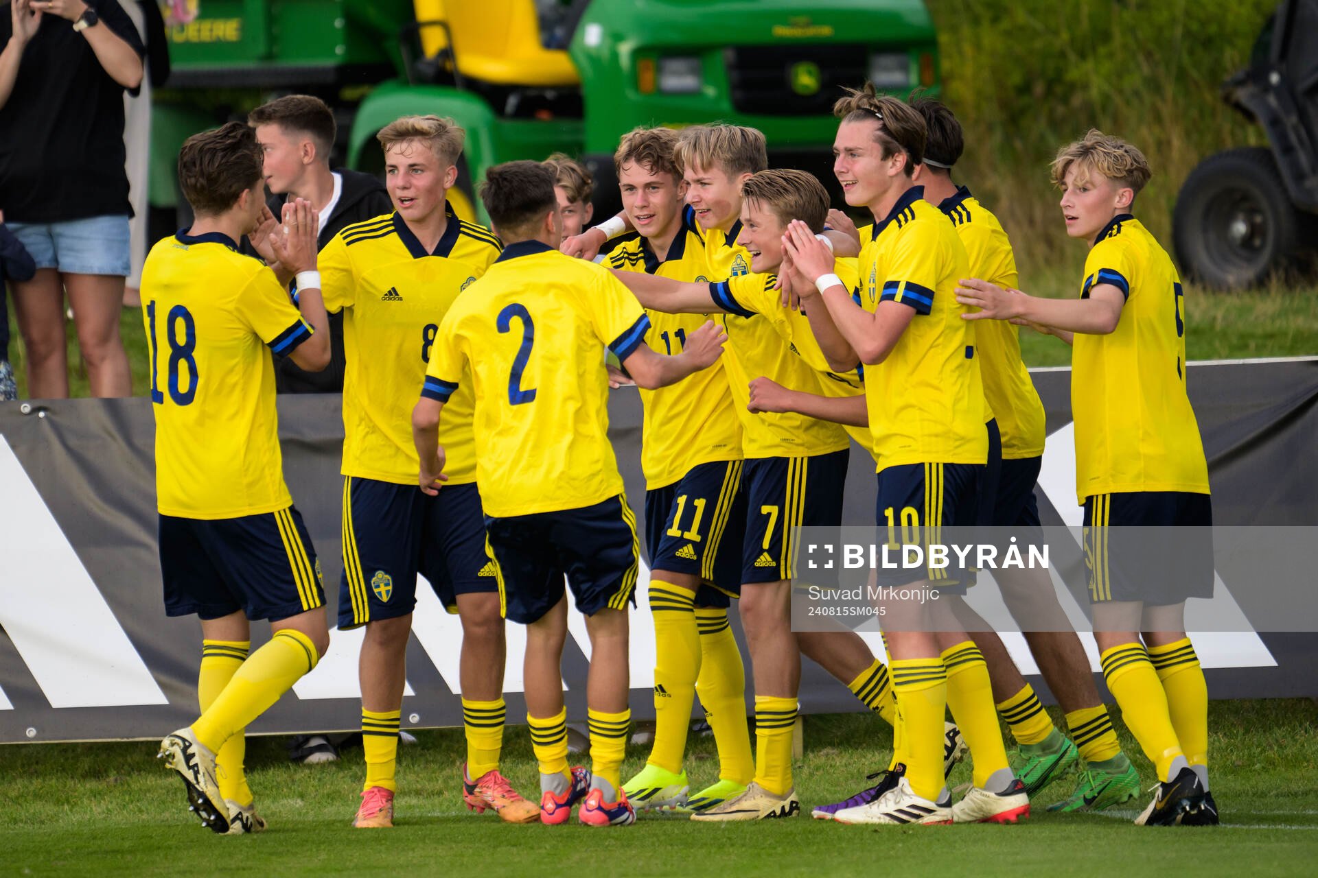 Sveriges Dion Mehmeti jublar efter 1-0 under P15 landskampen i fotboll mellan Sverige och Finland den 15 augusti 2024 i Borgholm. 