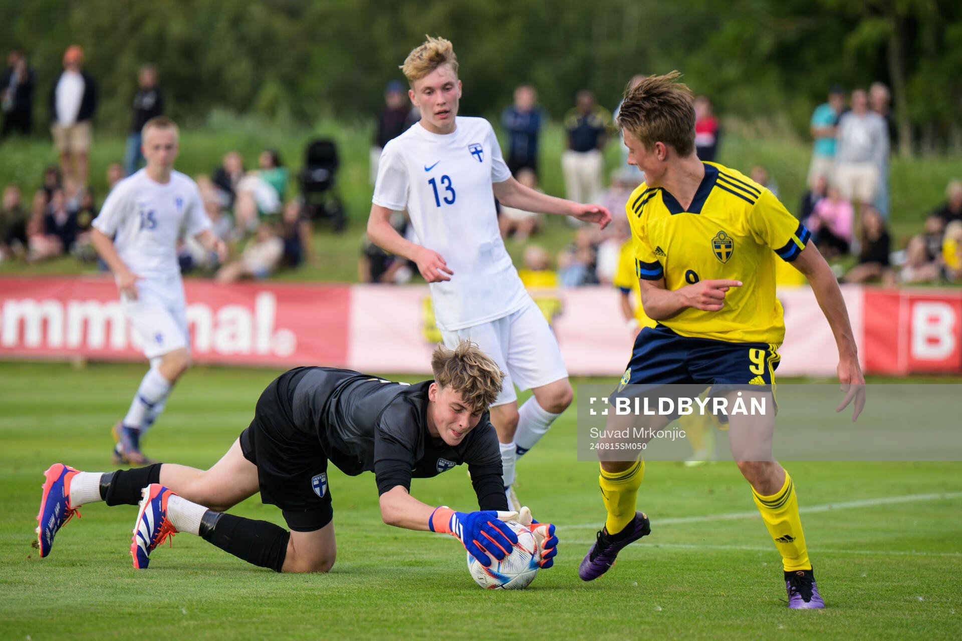 Finlands målvakt Elias Lahti och Sveriges Jakob Jensen