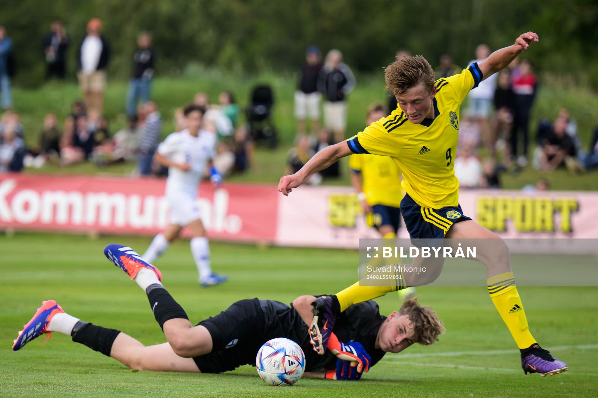 Finlands målvakt Elias Lahti och Sveriges Jakob Jensen under P15 landskampen i fotboll mellan Sverige och Finland den 15 augusti 2024 i Borgholm.